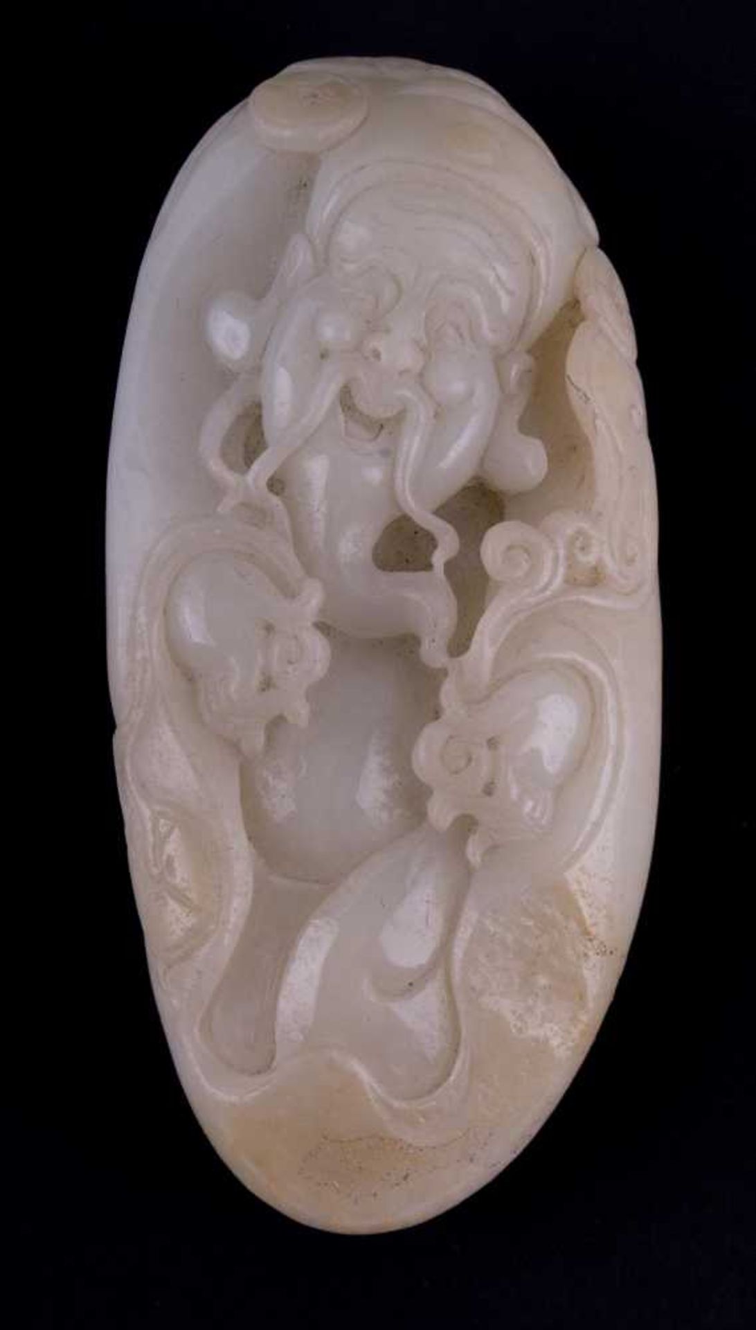 Jadeschnitzerei 19. Jhd. / Jade carving, 19th century sehr fein beschnitzt mit Buddhadekor, 3 cm x 5