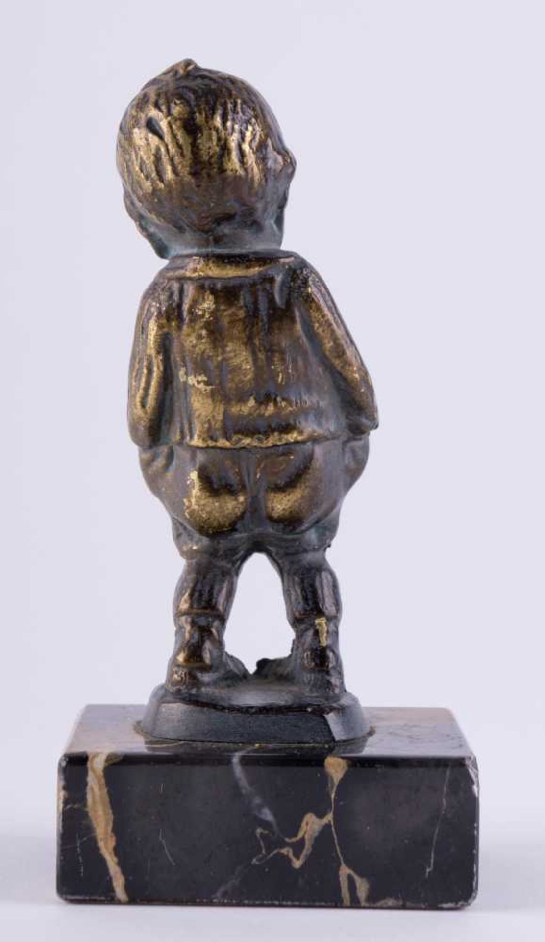unbekannter Bildhauer des 19./20. Jhd. / Unidentified sculptor, 19th/20th century "kleiner Junge" - Image 2 of 3
