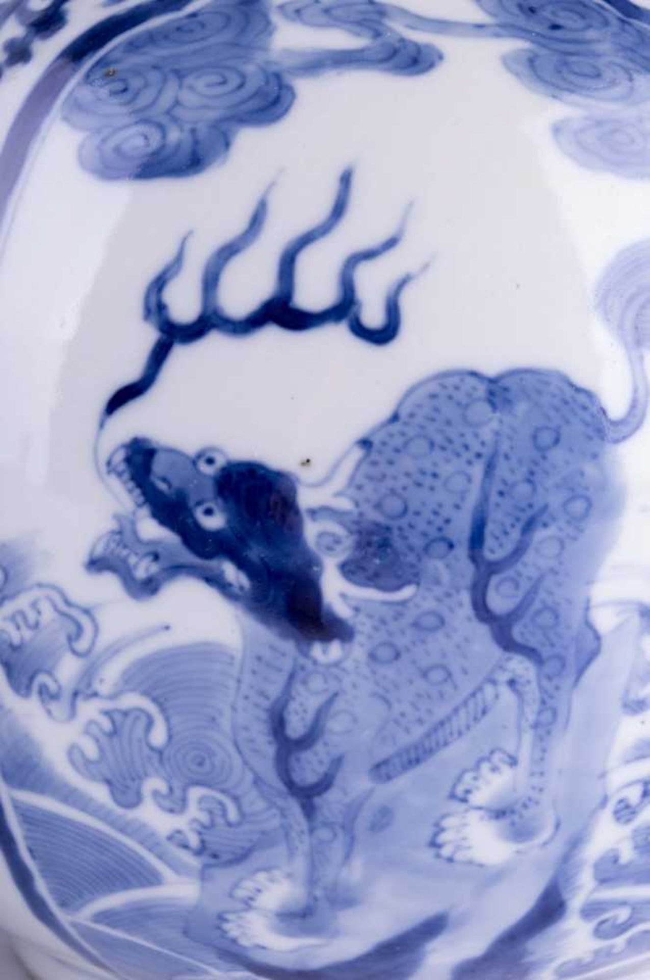 Paar Vasen China 19. Jhd. / Pair of vases, China 19th century blau-weiß Malerei, umlaufend mit - Bild 4 aus 7