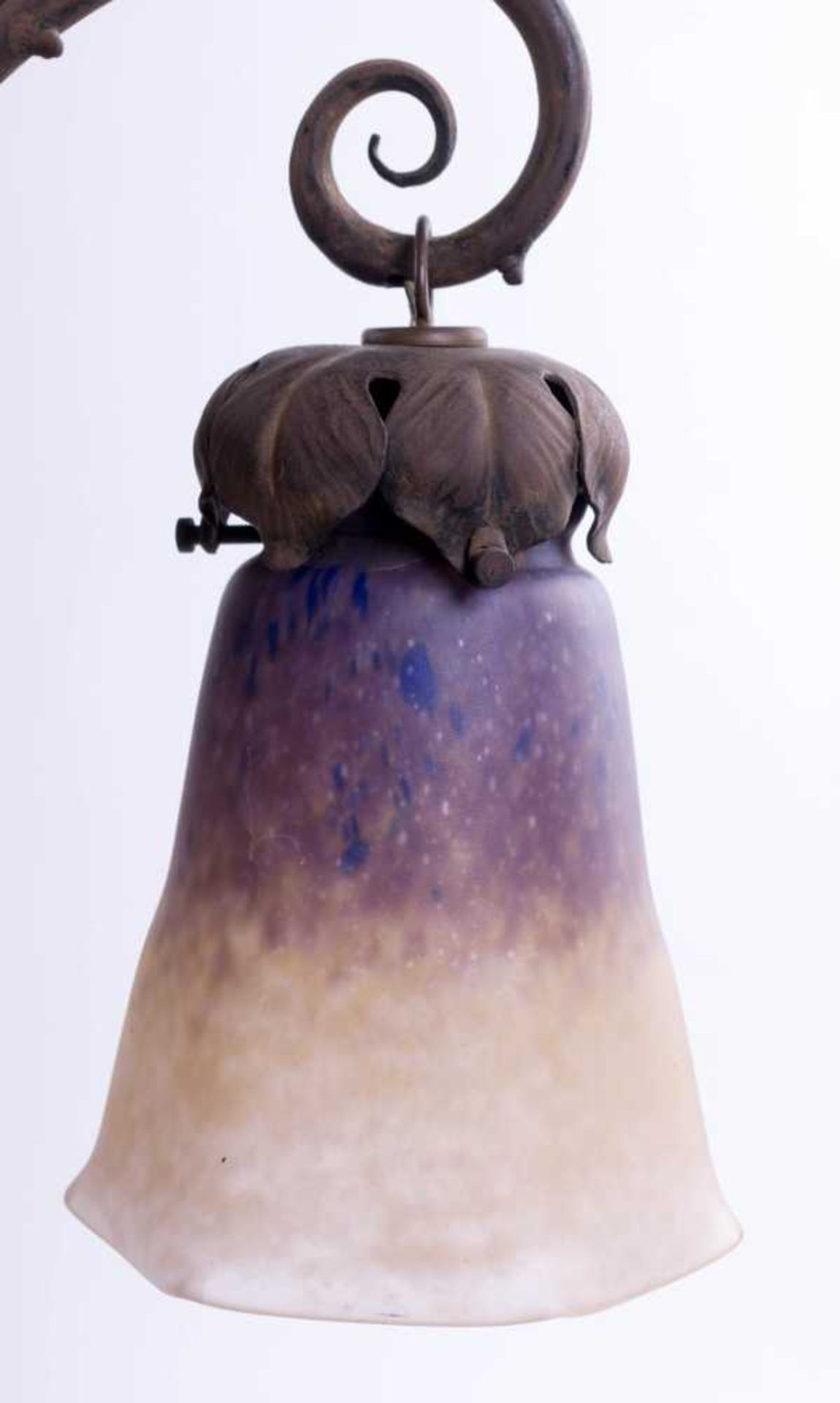 Jugendstillampe / Art Nouveau lamp Violet-weiß farbiges Glas, schmiedeeisernes florales Dekor, - Bild 5 aus 5