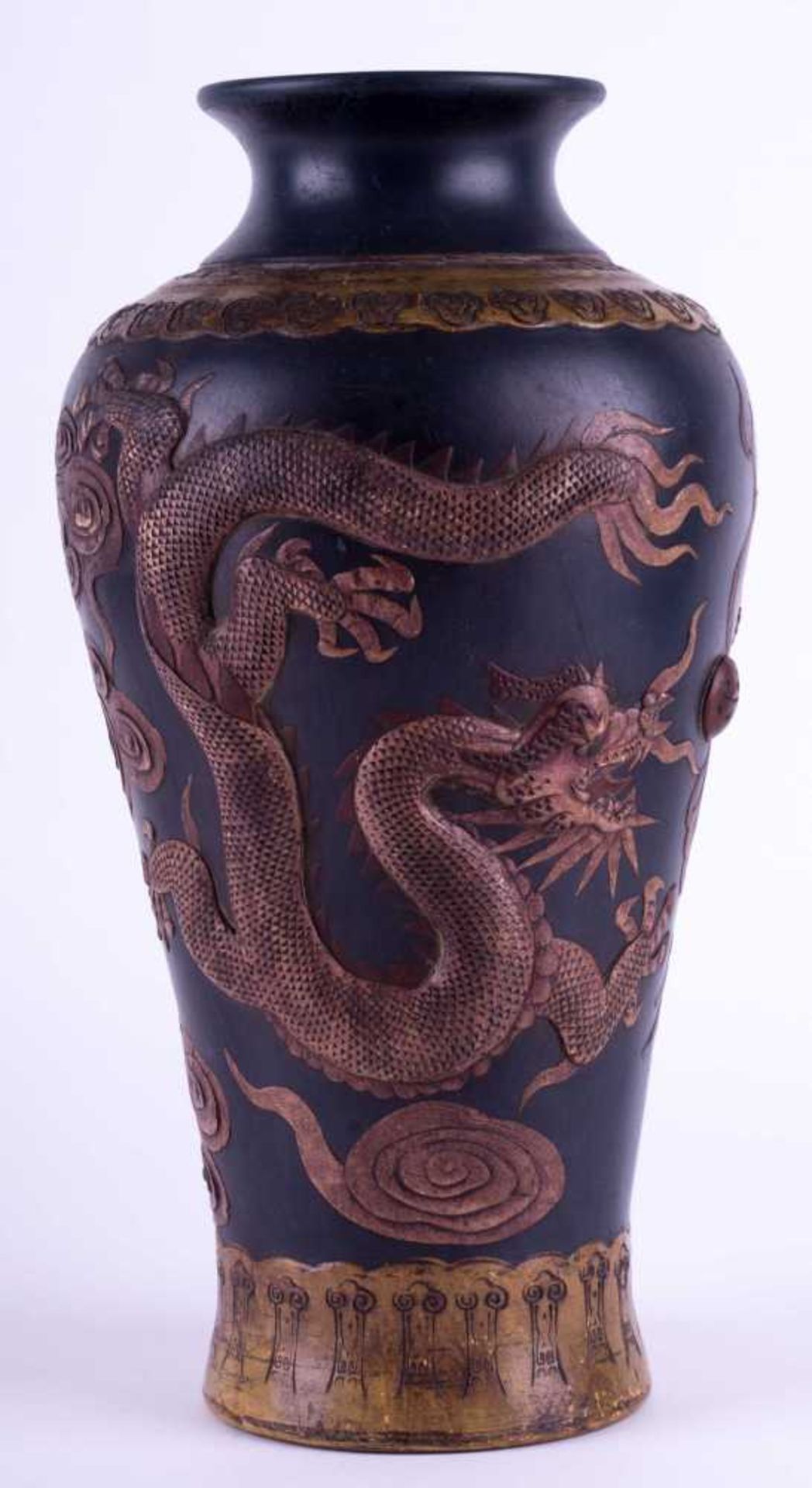 Vase China 18./19. Jhd. / Vase, China 18th/19th century Keramik, umlaufender reliefierter Drachen-