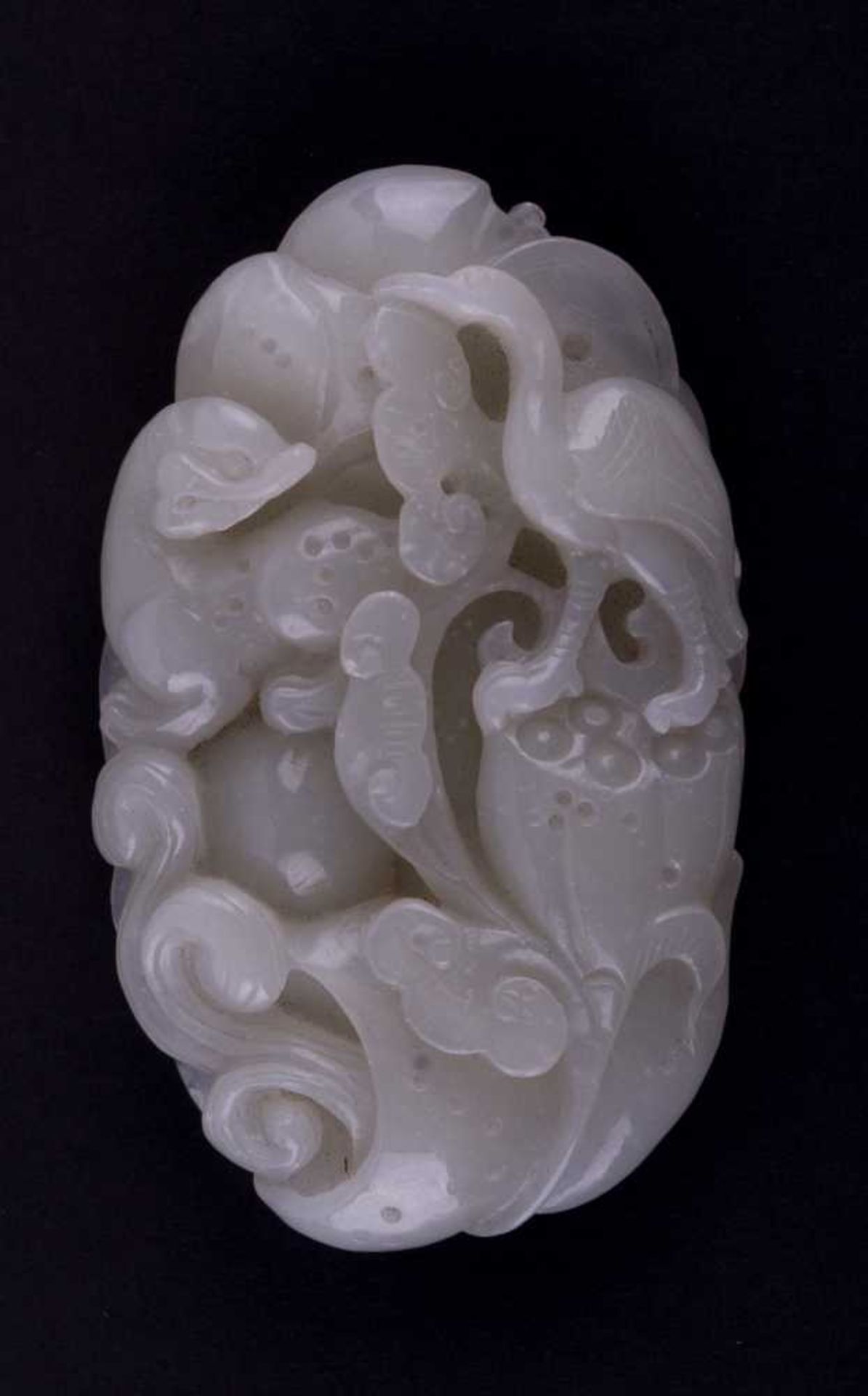 Jadeschnitzerei 19. Jhd. / Jade carving, 19th century beidseitig fein beschnitzt mit Blumen,