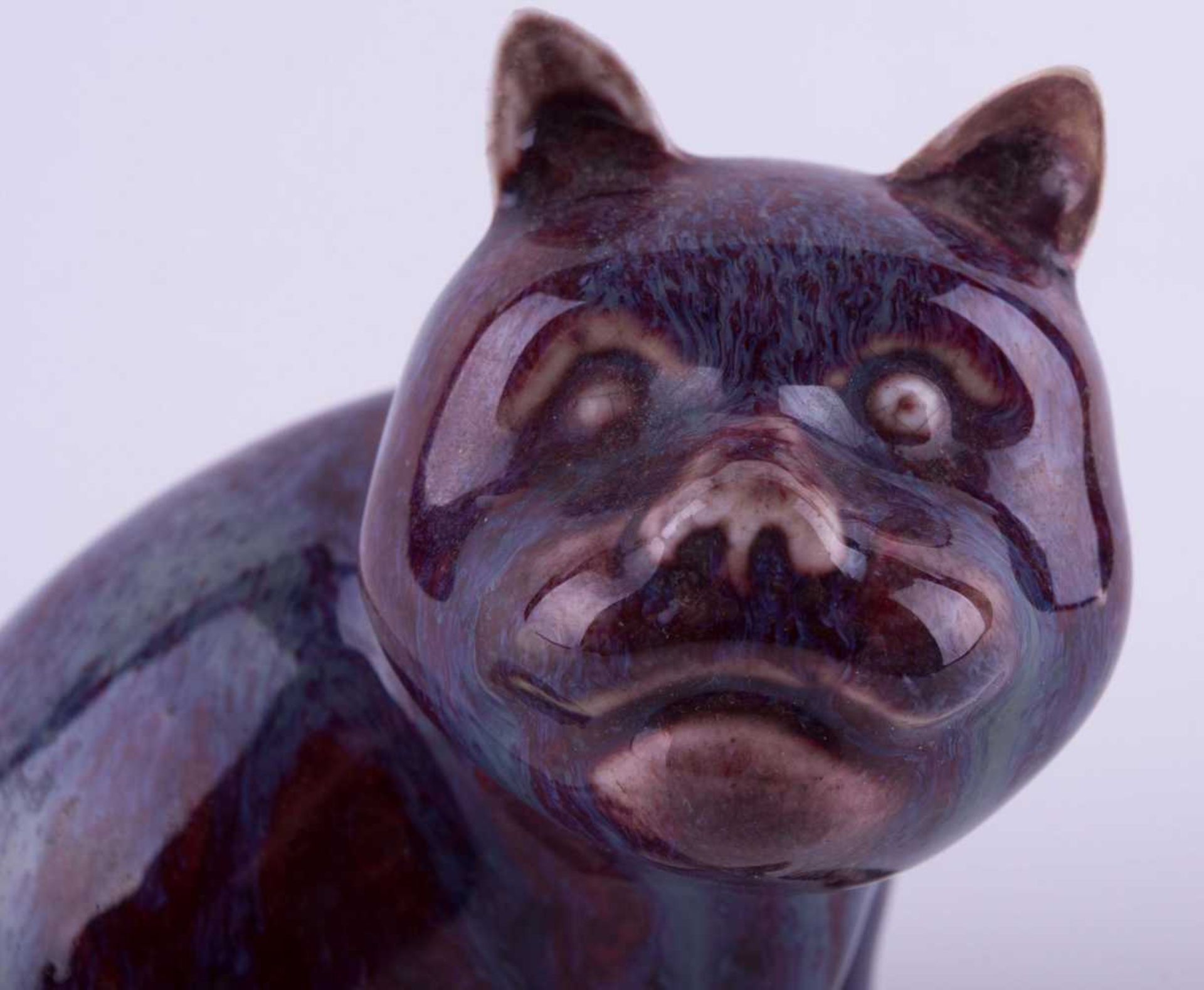 sitzende Katze China 18./19. Jhd. / Sitting cat, China 18th/19th century Porzellan, Flambe Glasur, - Bild 4 aus 7