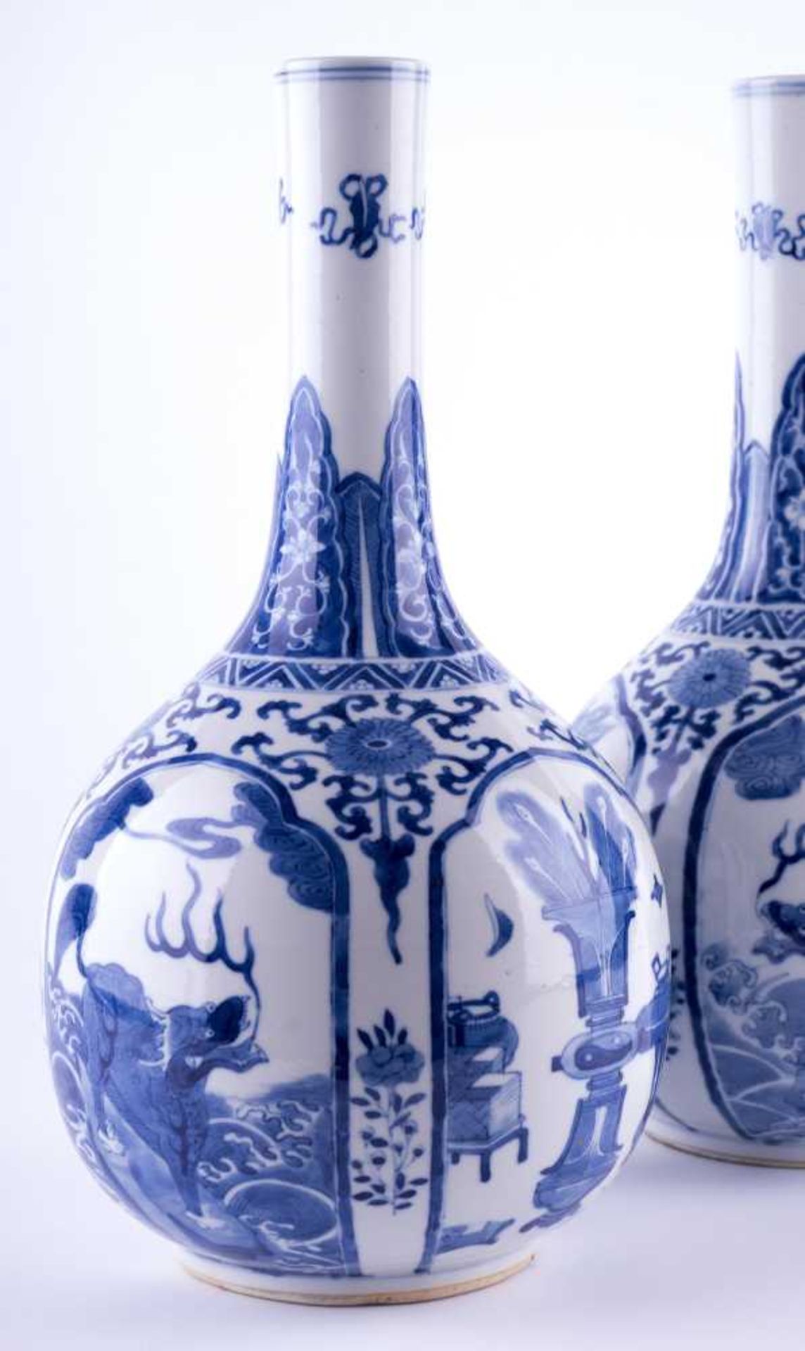 Paar Vasen China 19. Jhd. / Pair of vases, China 19th century blau-weiß Malerei, umlaufend mit - Bild 5 aus 7