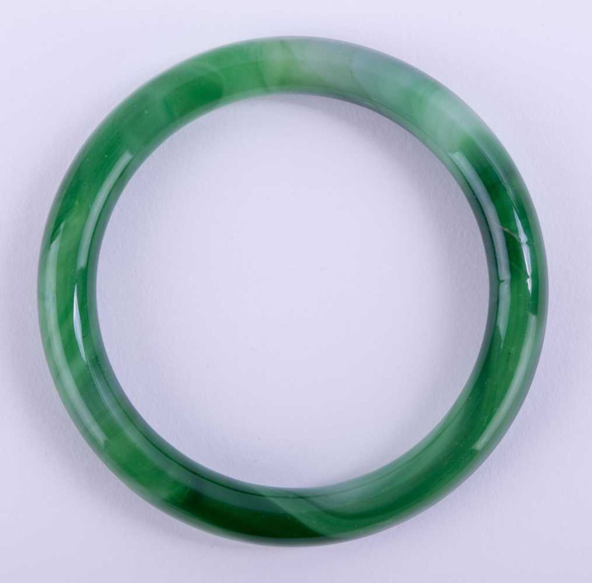 wohl Jade Armreif China 19./20. Jhd. / probably Jade bracelet, China 19th/20th century Ø ca. 7,8 cm