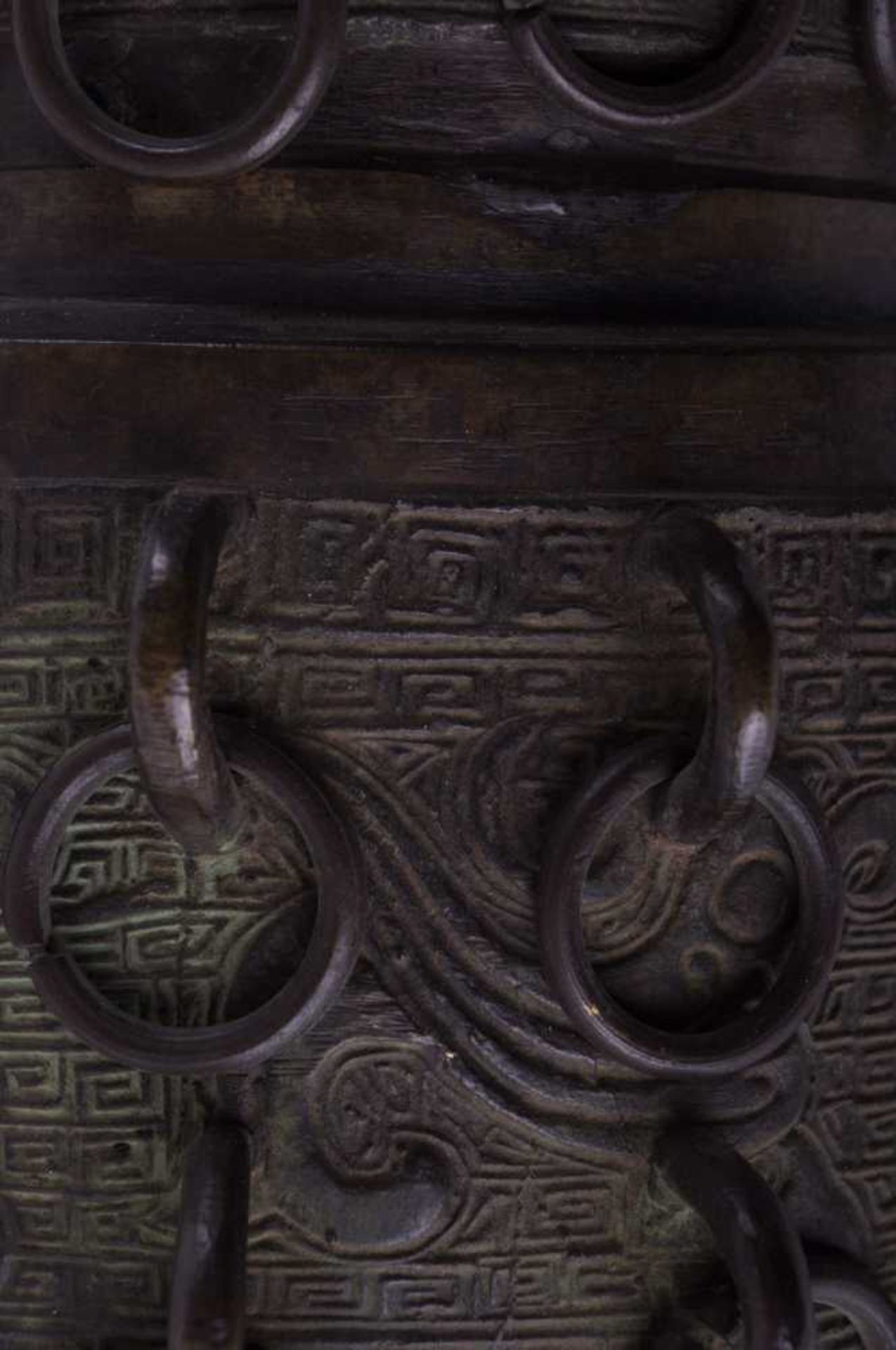 Große Vase China 18./19. Jhd. / Large vase, China 18th/19th century Bronze, umlaufend achaischer - Bild 4 aus 6