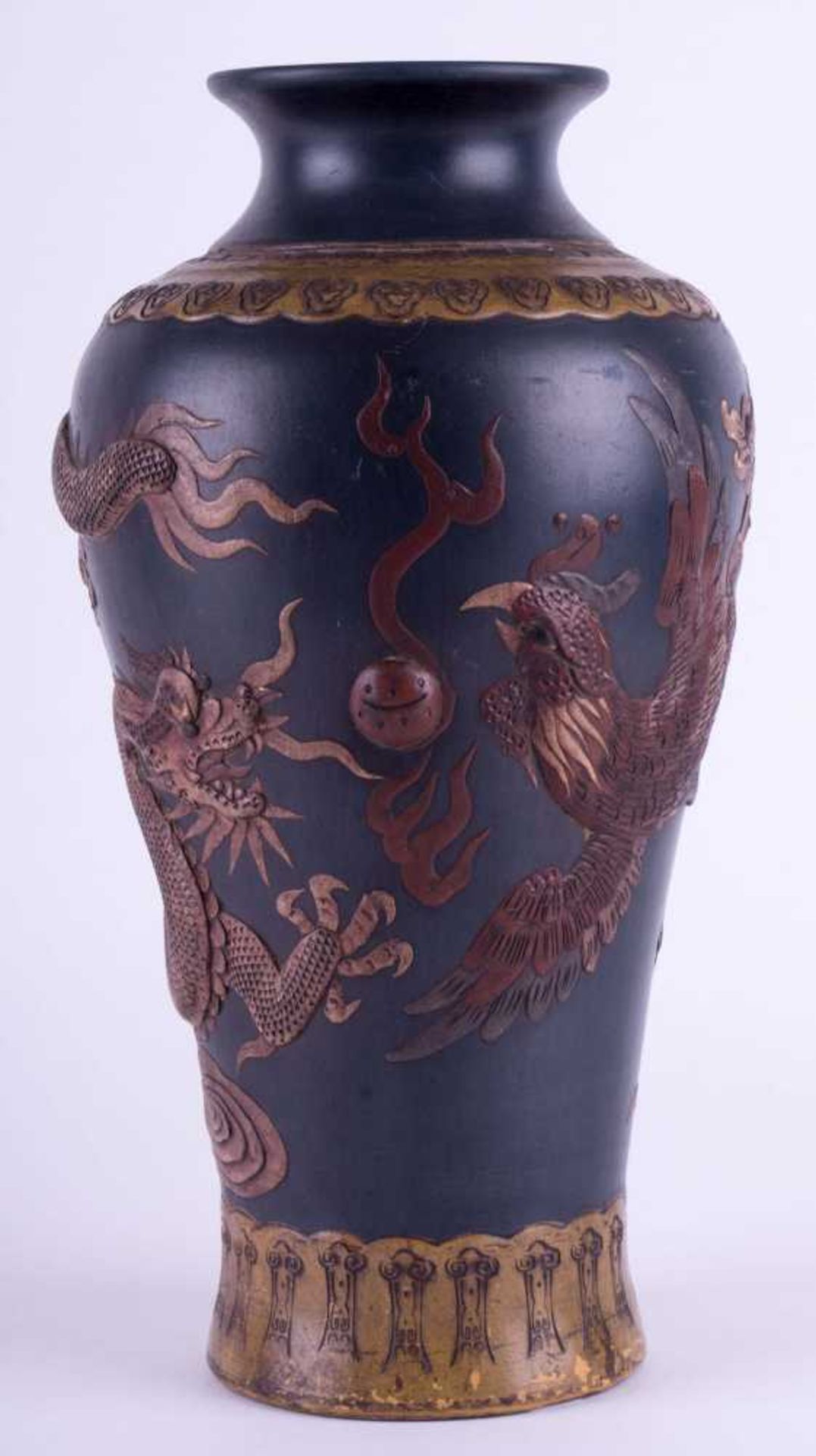 Vase China 18./19. Jhd. / Vase, China 18th/19th century Keramik, umlaufender reliefierter Drachen- - Bild 2 aus 4