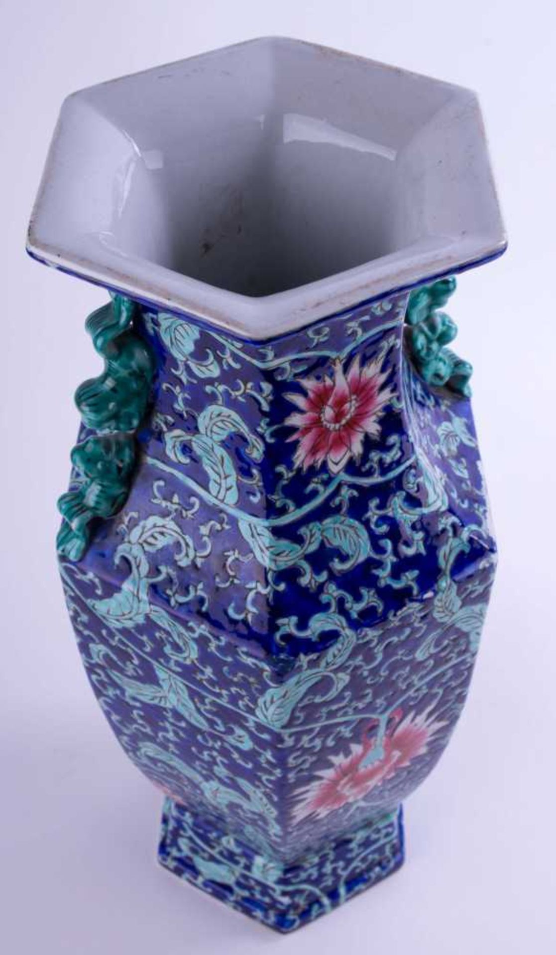 Vase China 19./20. Jhd. / Vase, China 19th/20th century verziert mit Blüten- und Rankendekor, - Bild 6 aus 7