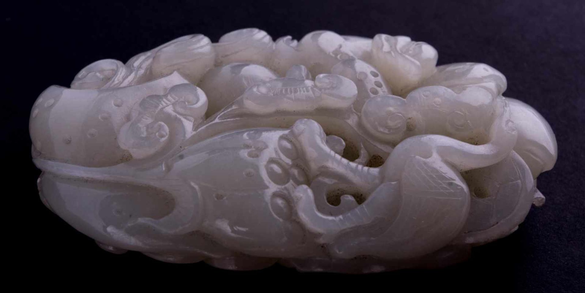 Jadeschnitzerei 20. Jhd. / Jade carving, 20th century beidseitig fein beschnitzt mit Blumen, - Image 3 of 4
