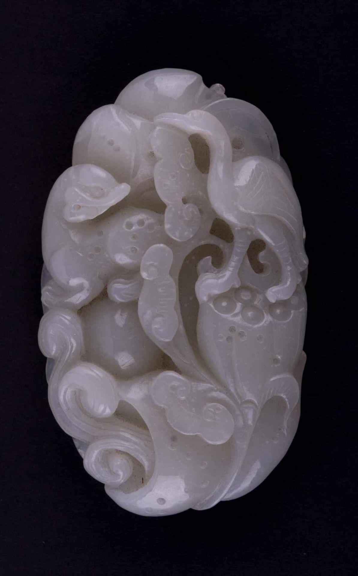 Jadeschnitzerei 20. Jhd. / Jade carving, 20th century beidseitig fein beschnitzt mit Blumen,