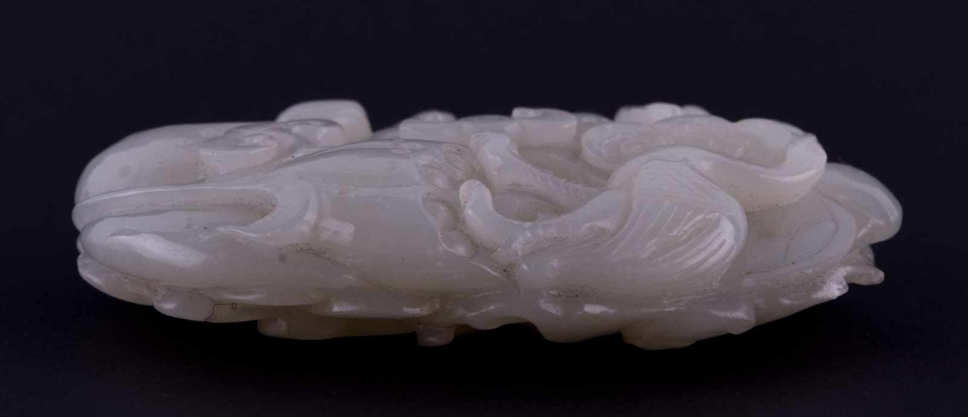 Jadeschnitzerei 20. Jhd. / Jade carving, 20th century beidseitig fein beschnitzt mit Blumen, - Image 2 of 4