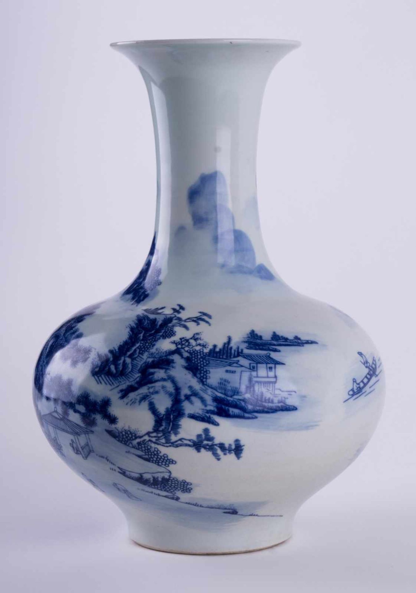 Vase China 19. Jhd. / Vase, China 19th century umlaufend mit blau weißem Landschaftsdekor bemalt, - Image 2 of 6