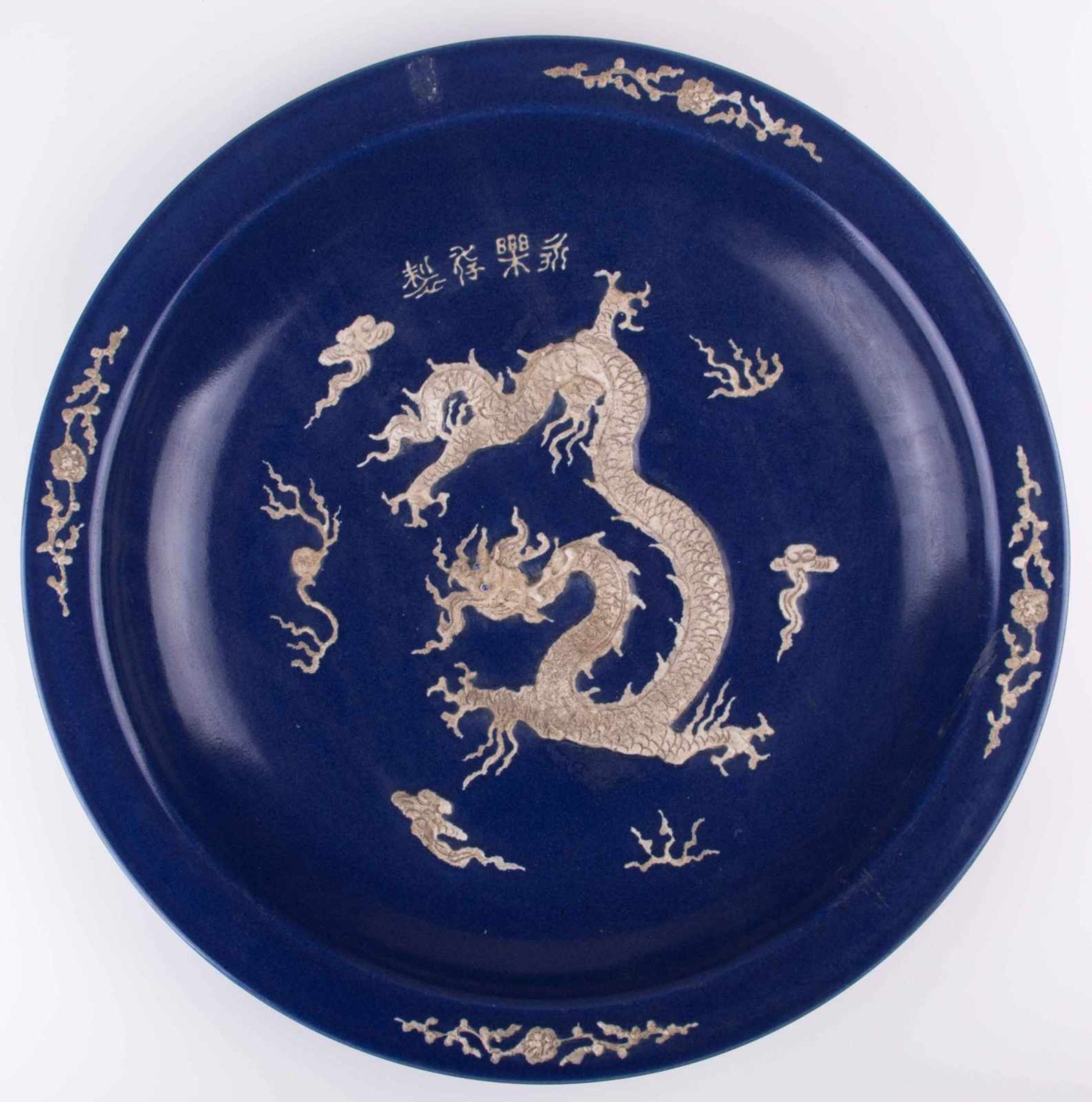 Großer Teller China 19./20. Jhd. / Large plate, China 19th/20th century blau mit reliefiertem