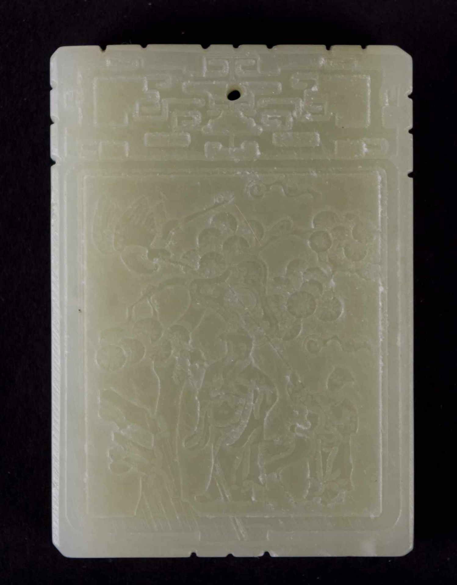 Jade Anhänger China 19. Jhd. / Jade pendant, China 19th century fein beschnitzt mit Figurengruppe - Image 2 of 3