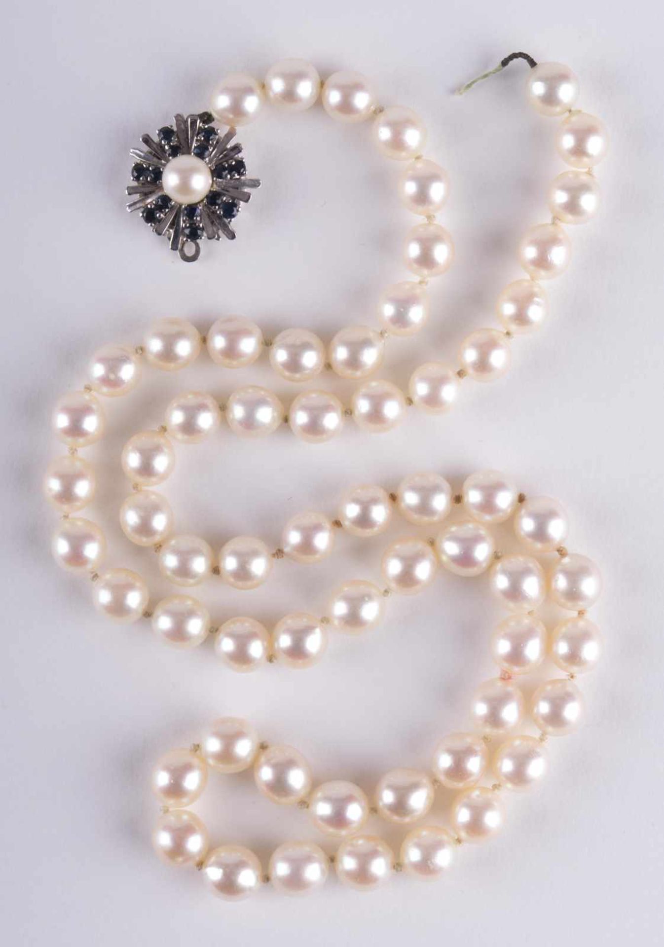 Perlenkette um 1930 / Pearl necklace, about 1930 Süßwasser-Zuchtperlen, ca. 7mm, Verschluß WG 585/ - Image 2 of 5