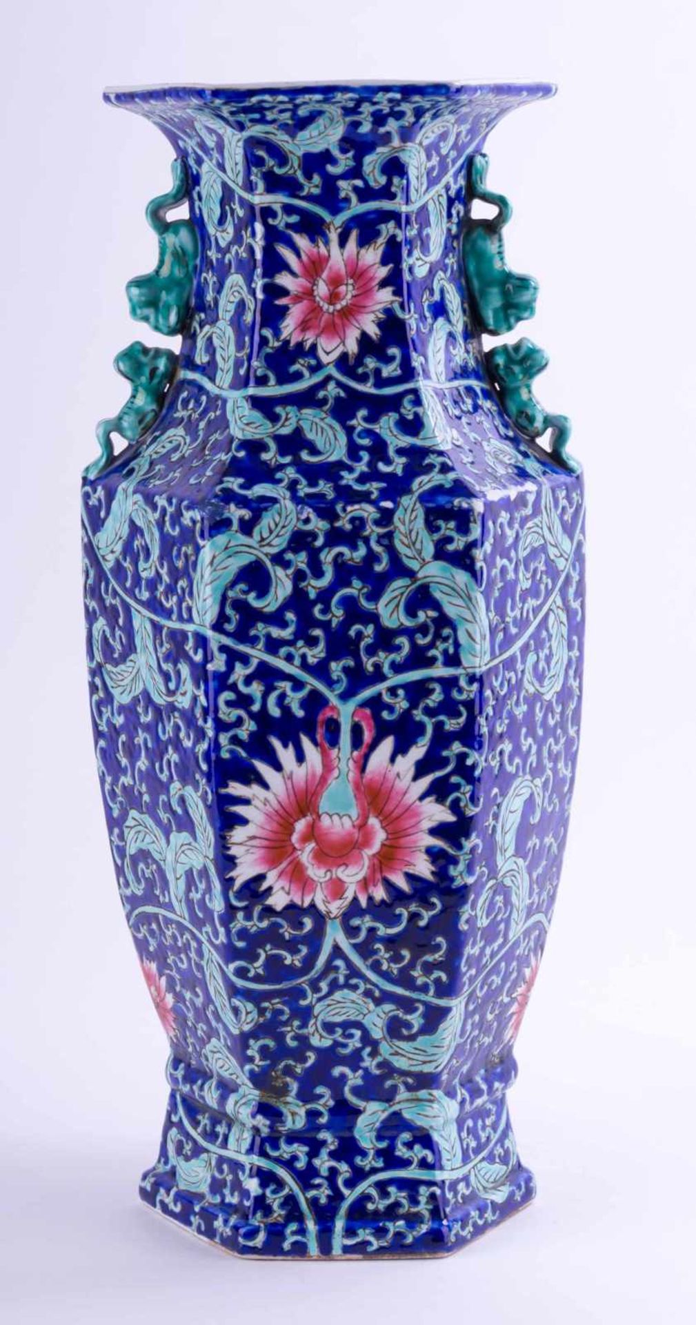 Vase China 19./20. Jhd. / Vase, China 19th/20th century verziert mit Blüten- und Rankendekor,