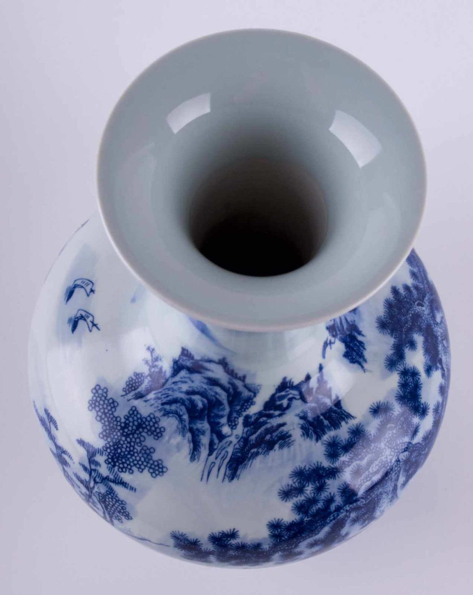 Vase China 19. Jhd. / Vase, China 19th century umlaufend mit blau weißem Landschaftsdekor bemalt, - Image 5 of 6
