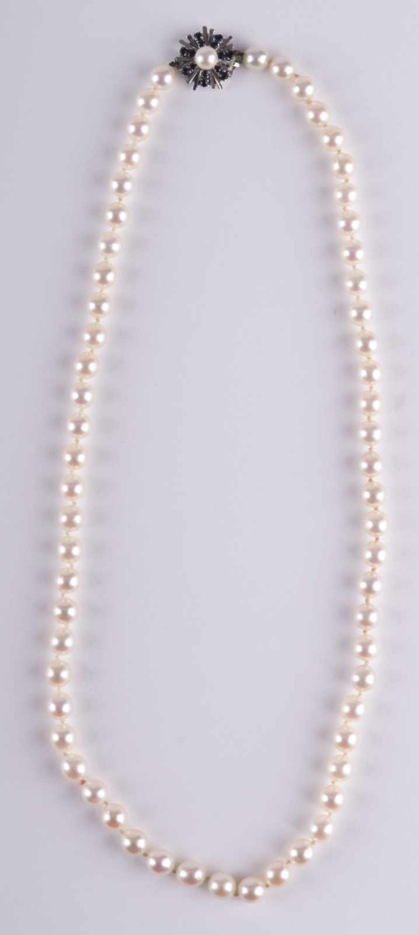 Perlenkette um 1930 / Pearl necklace, about 1930 Süßwasser-Zuchtperlen, ca. 7mm, Verschluß WG 585/