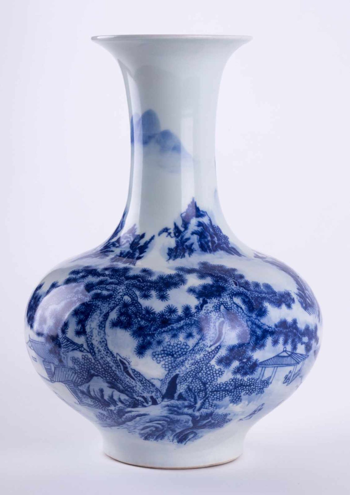 Vase China 19. Jhd. / Vase, China 19th century umlaufend mit blau weißem Landschaftsdekor bemalt,