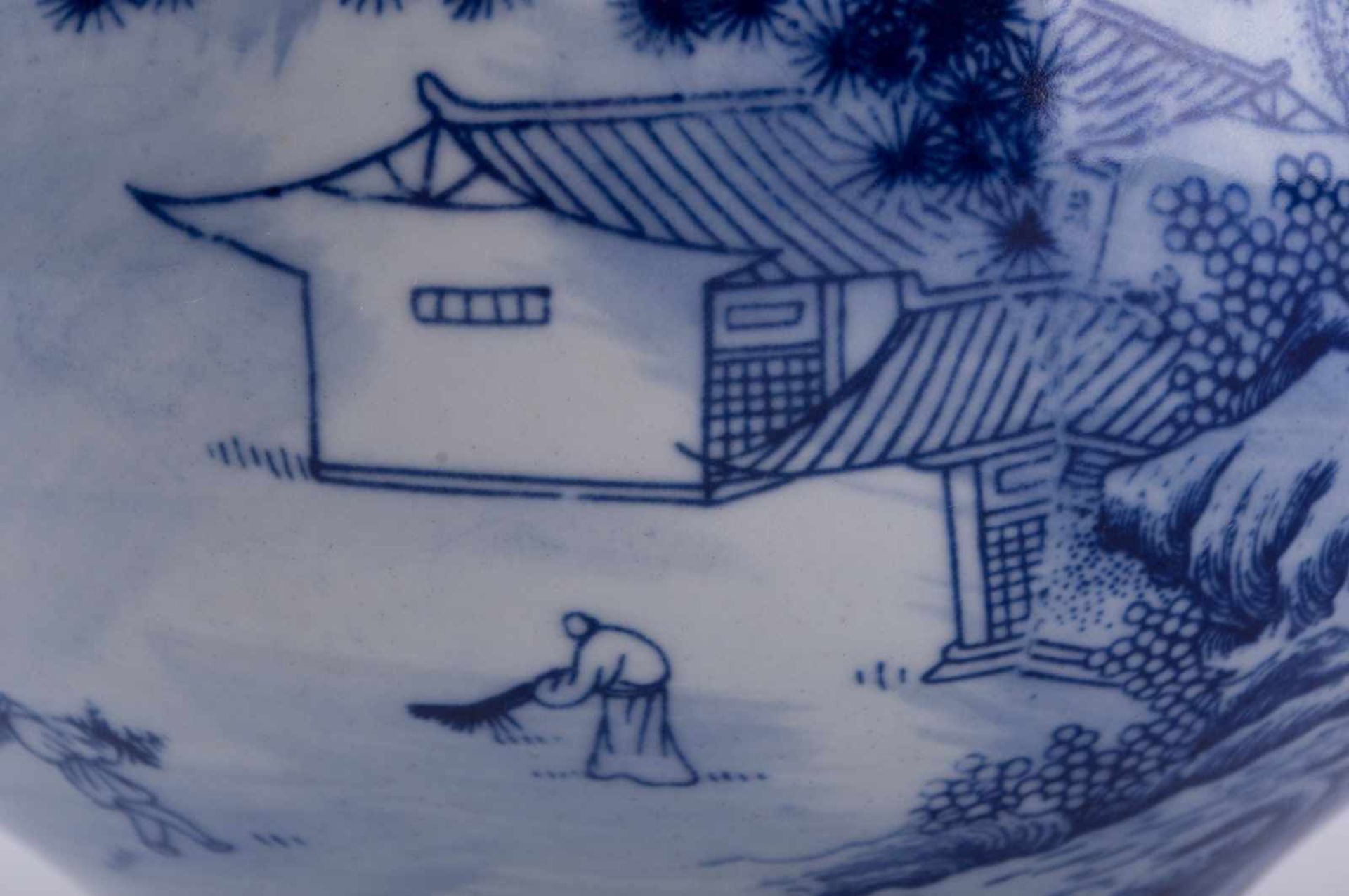 Vase China 19. Jhd. / Vase, China 19th century umlaufend mit blau weißem Landschaftsdekor bemalt, - Image 4 of 6