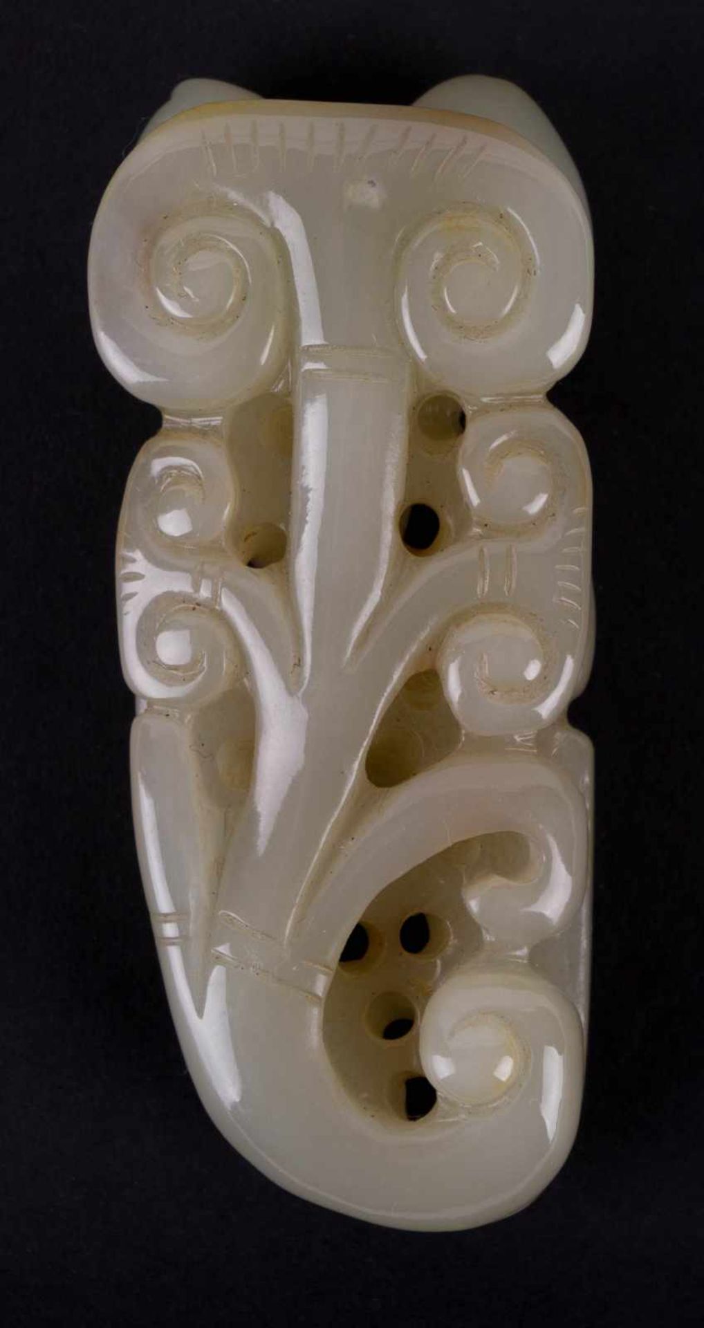 Jadeschnitzerei 20. Jhd. / Jade carving, 20th century fein beschnitzt mit Blütenknospen, 2 cm x 3,