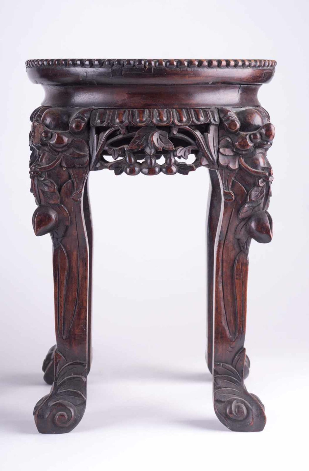 Paar Beistelltische China 19./20. Jhd / Pair of stools, China 19th/20th century Holz beschnitzt - Image 2 of 6