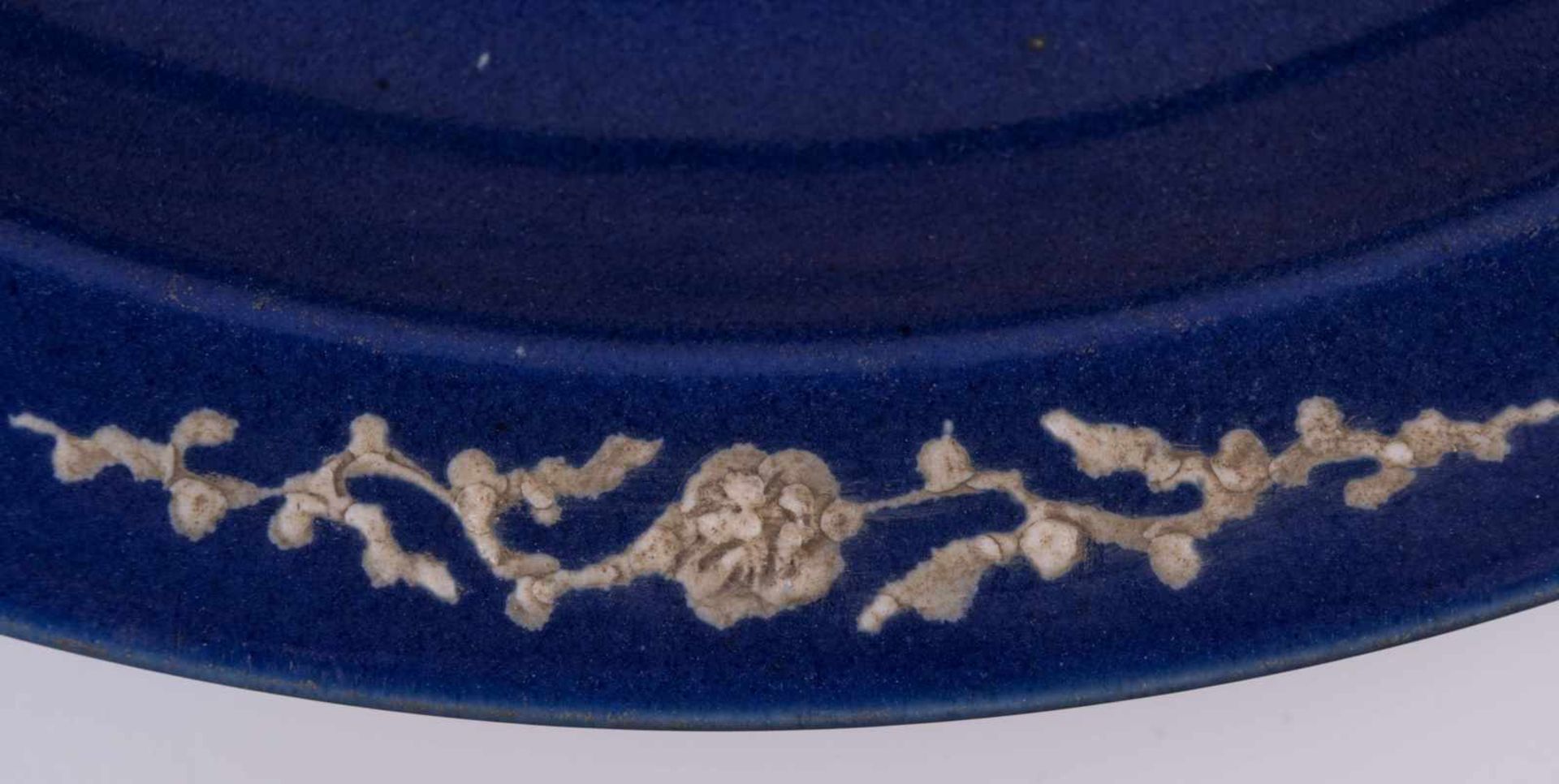 Großer Teller China 19./20. Jhd. / Large plate, China 19th/20th century blau mit reliefiertem - Image 3 of 6