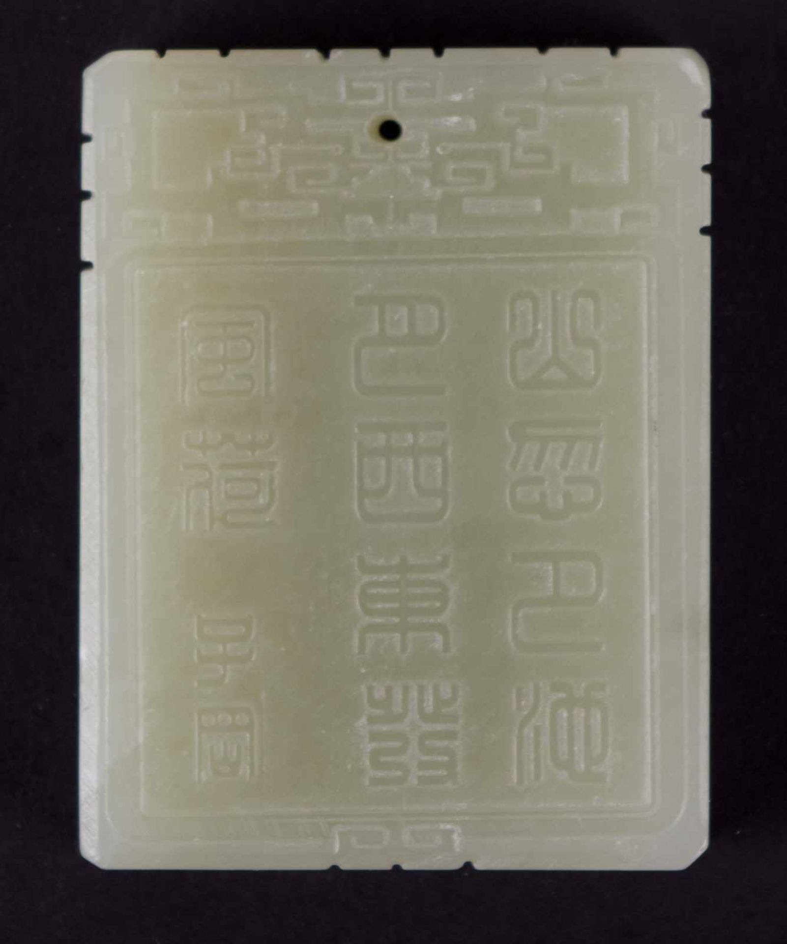 Jade Anhänger China 19. Jhd. / Jade pendant, China 19th century fein beschnitzt mit Figurengruppe