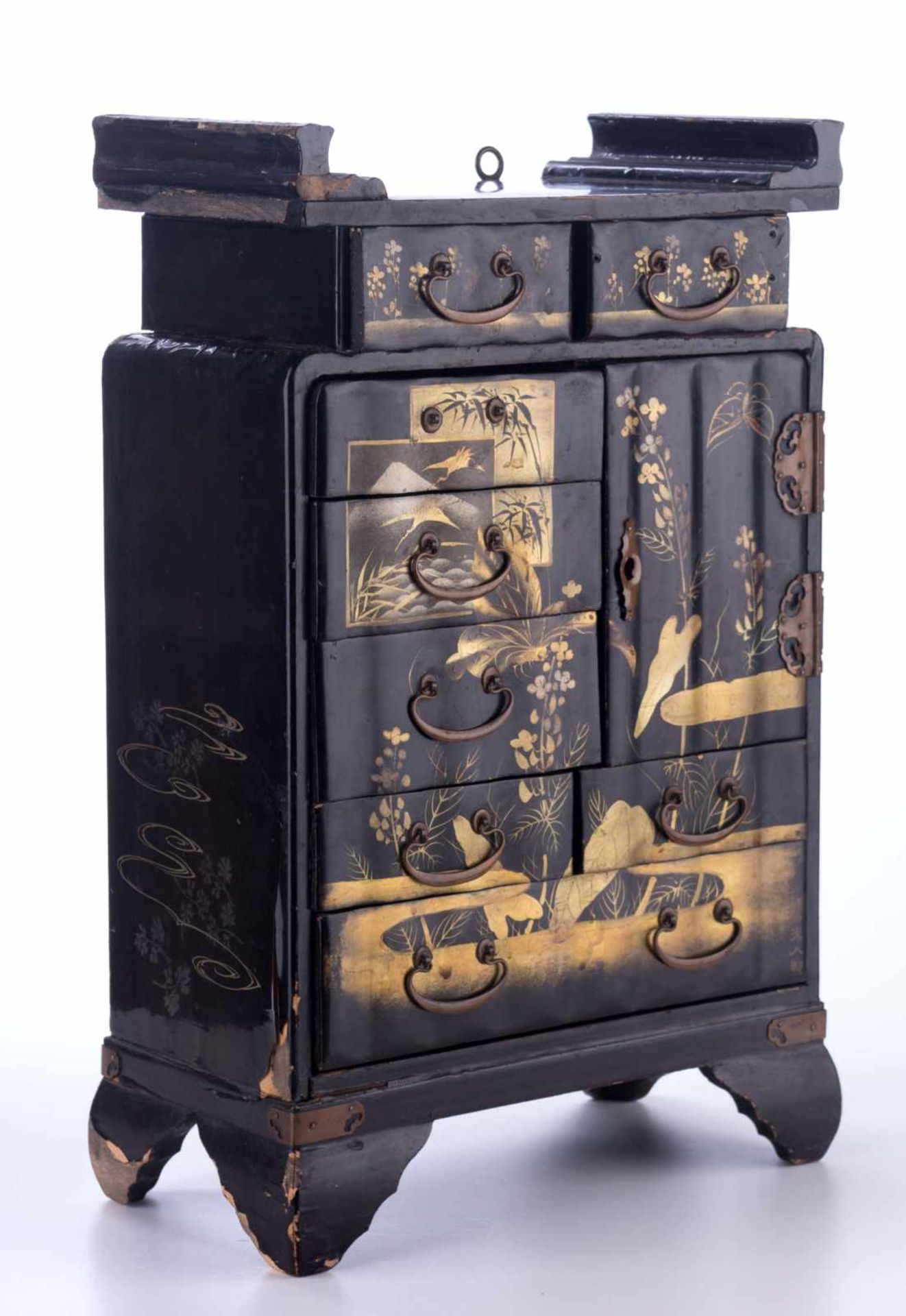 kleines Schränckchen China um 1900 / Small cabinet, China about 1900 Holz mit Schwarzlack überzogen,