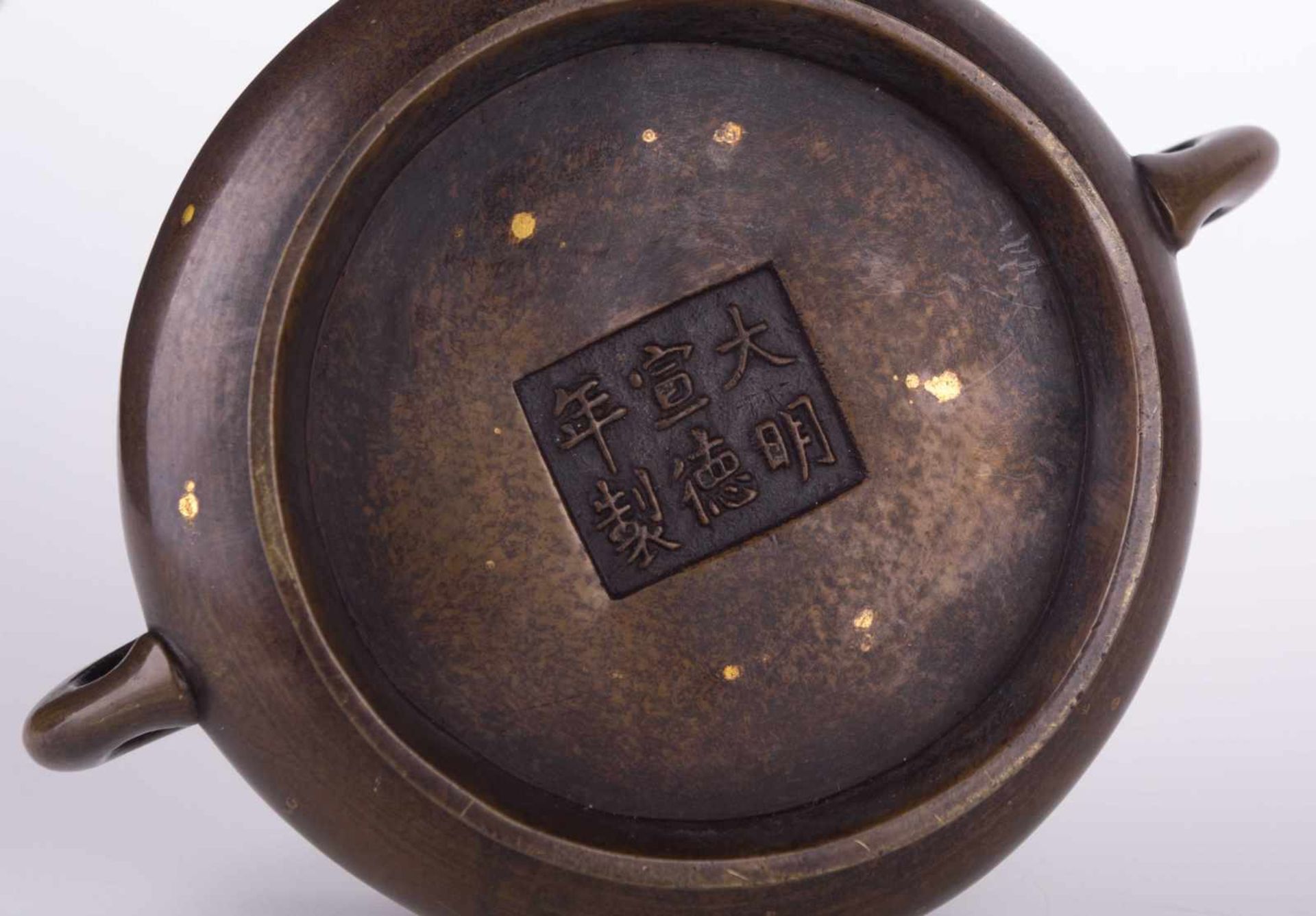Weihrauchbrenner China / Incense burner, China Bronze, unterm Stand mit 6 Zeichen Marke Daming - Image 4 of 4
