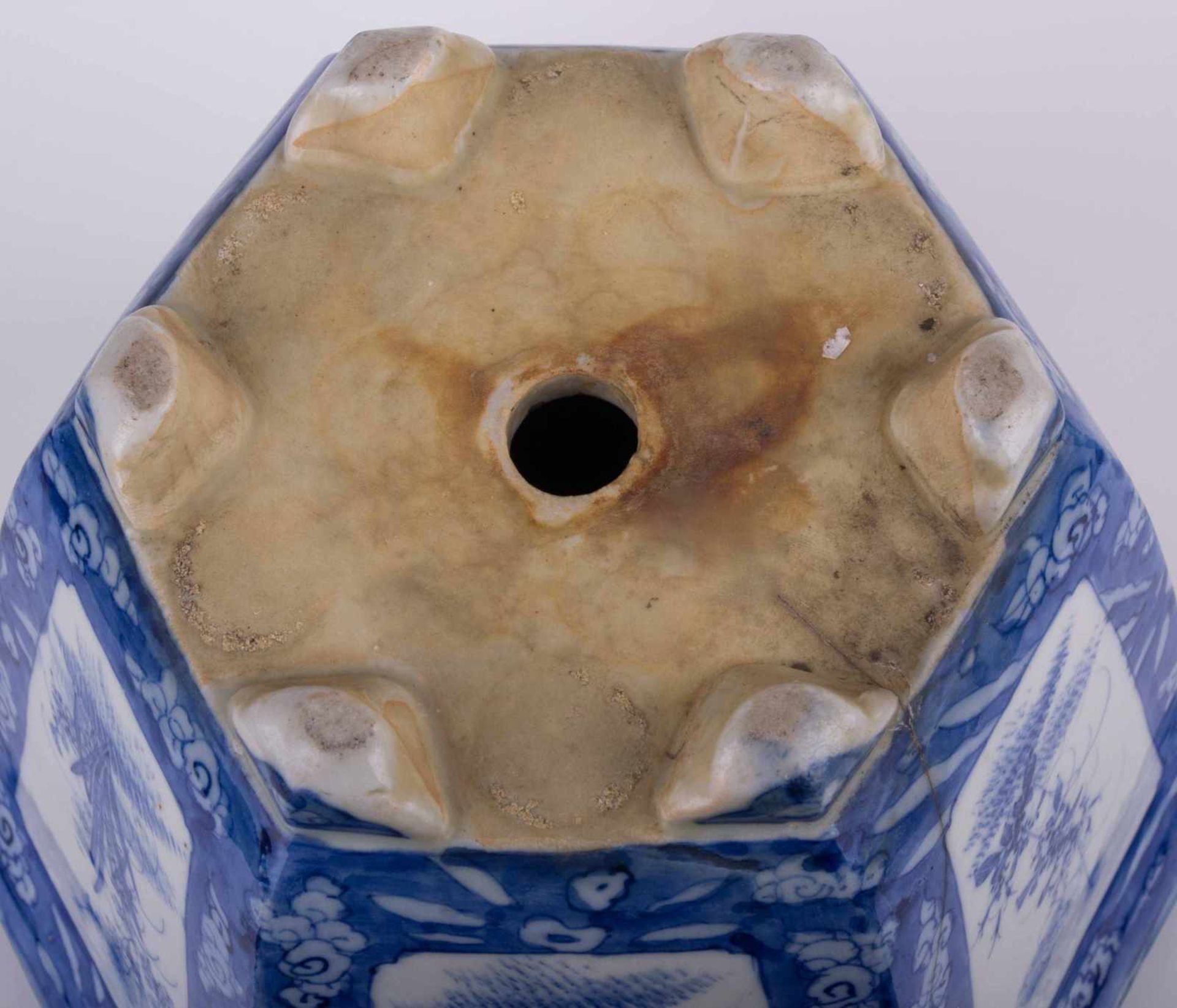 Cachepot China 19. Jhd. hexagonal, heller Scherben, 1 kleiner Haarriß, mit feiner Blaumalerei, - Image 5 of 5