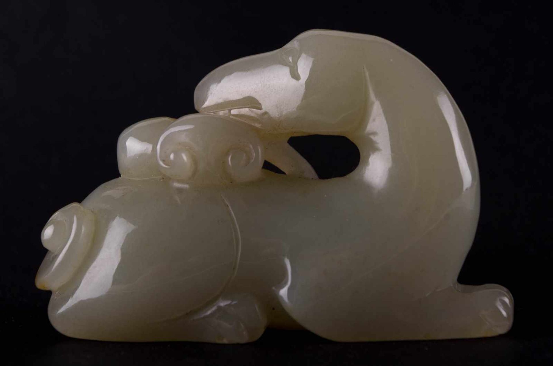 Fabelwesen China 20. Jhd. / Mythical creature, China 20th century Jade, fein beschnitzt, 3 cm x 7 cm - Image 2 of 3