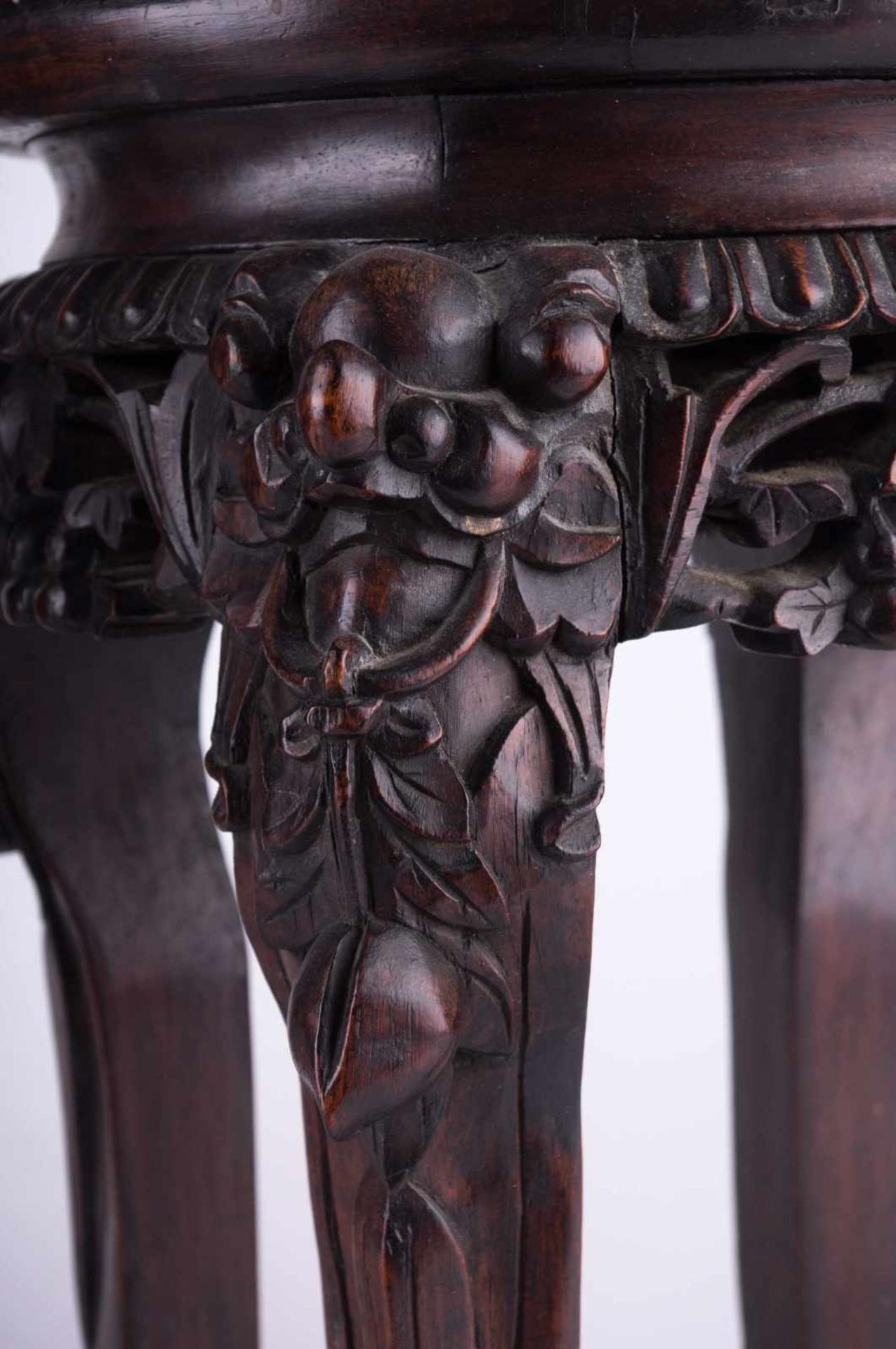 Paar Beistelltische China 19./20. Jhd / Pair of stools, China 19th/20th century Holz beschnitzt - Image 3 of 6