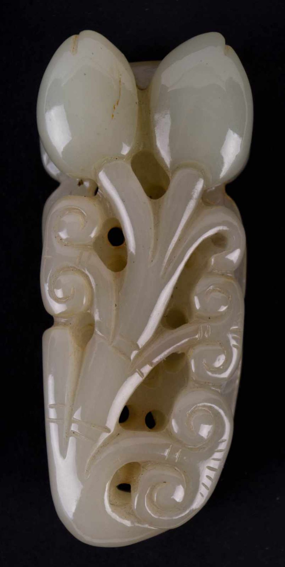 Jadeschnitzerei 20. Jhd. / Jade carving, 20th century fein beschnitzt mit Blütenknospen, 2 cm x 3, - Image 2 of 4