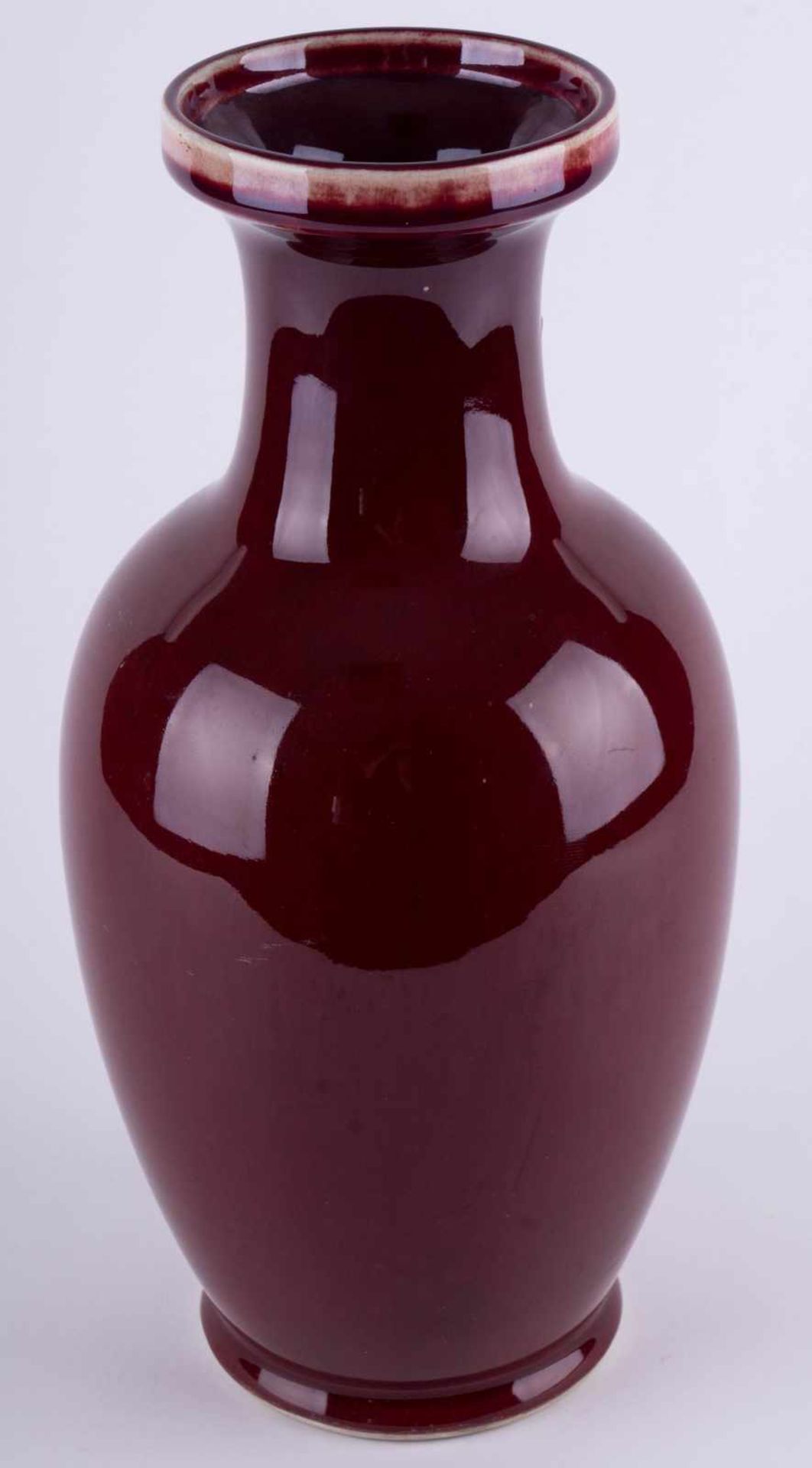 Ochsenblut Vase China 19./20. Jhd. / Oxblood vase, China 19th/20th century unterm Stand blaue - Image 2 of 5