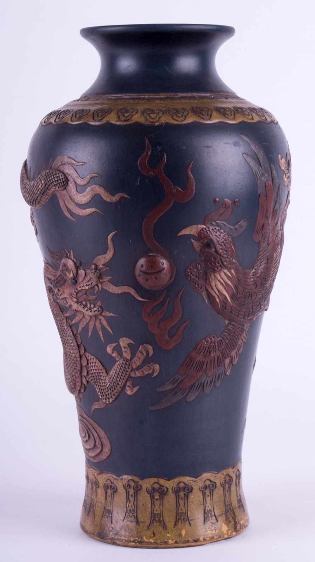 Vase China 18./19. Jhd. / Vase, China 18th/19th century Keramik, umlaufender reliefierter Drachen- - Image 2 of 4