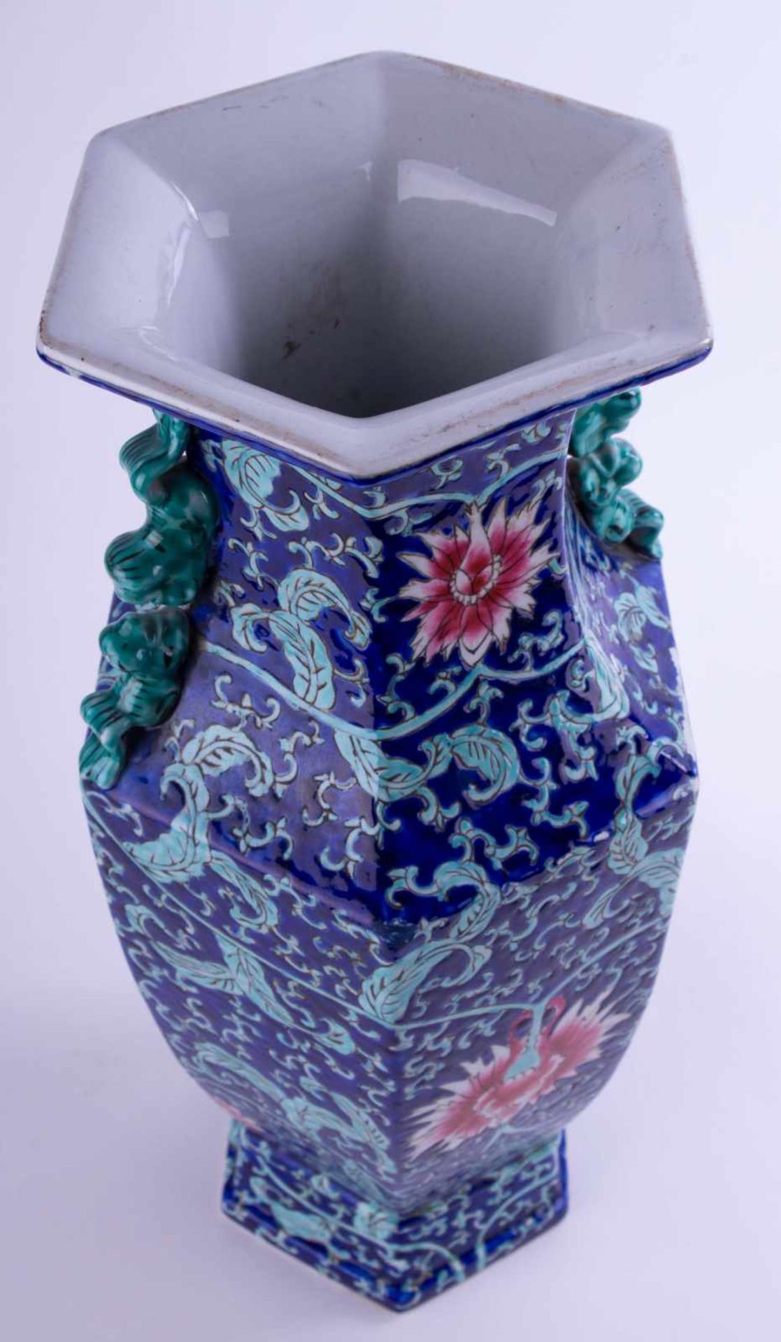 Vase China 19./20. Jhd. / Vase, China 19th/20th century verziert mit Blüten- und Rankendekor, - Image 6 of 7