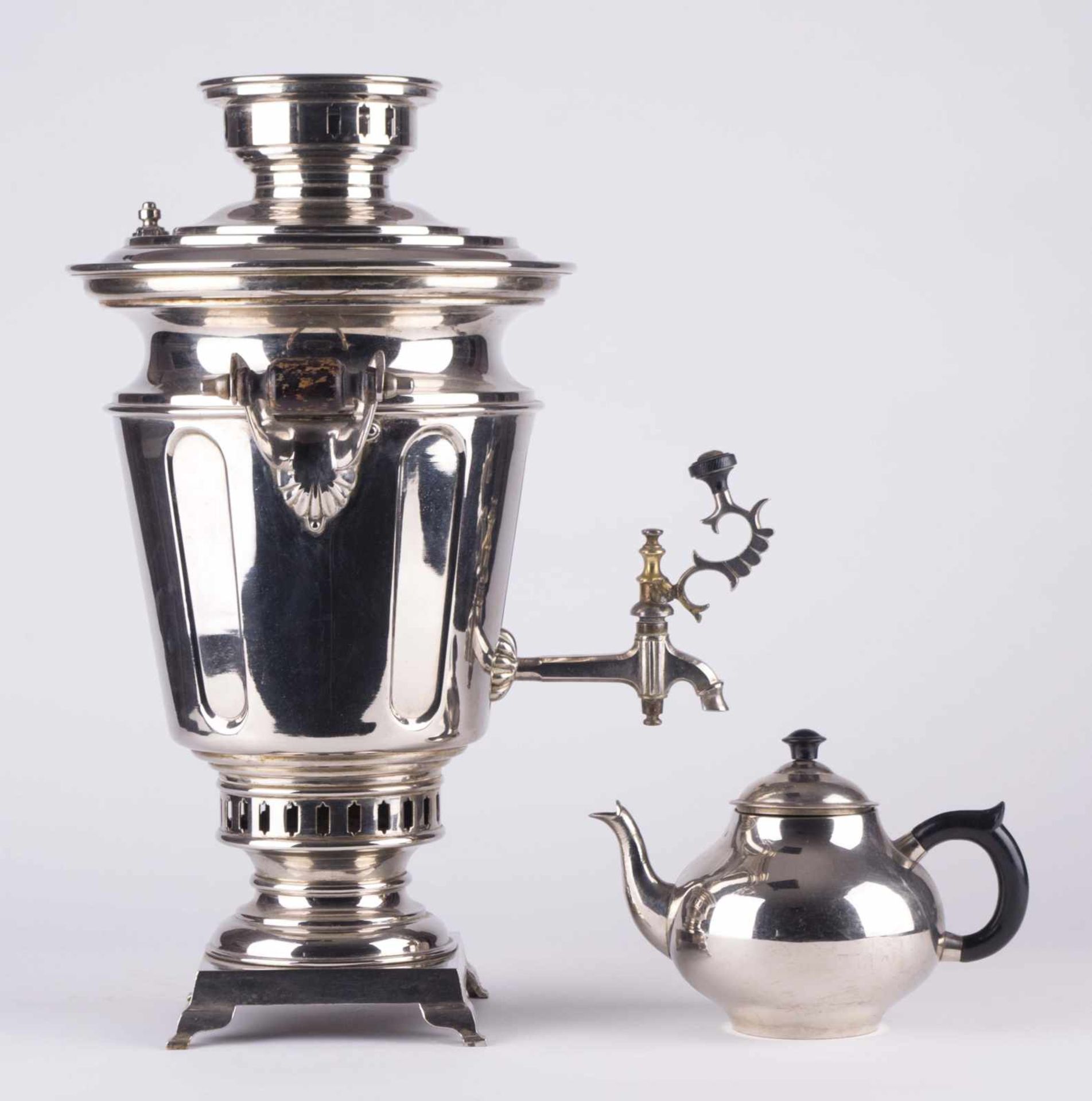 Samowar A. Morosow versilbert, oben mit Teekanne, H: 57 cm, Ø ca. 25 cm silver-plated, with a tea