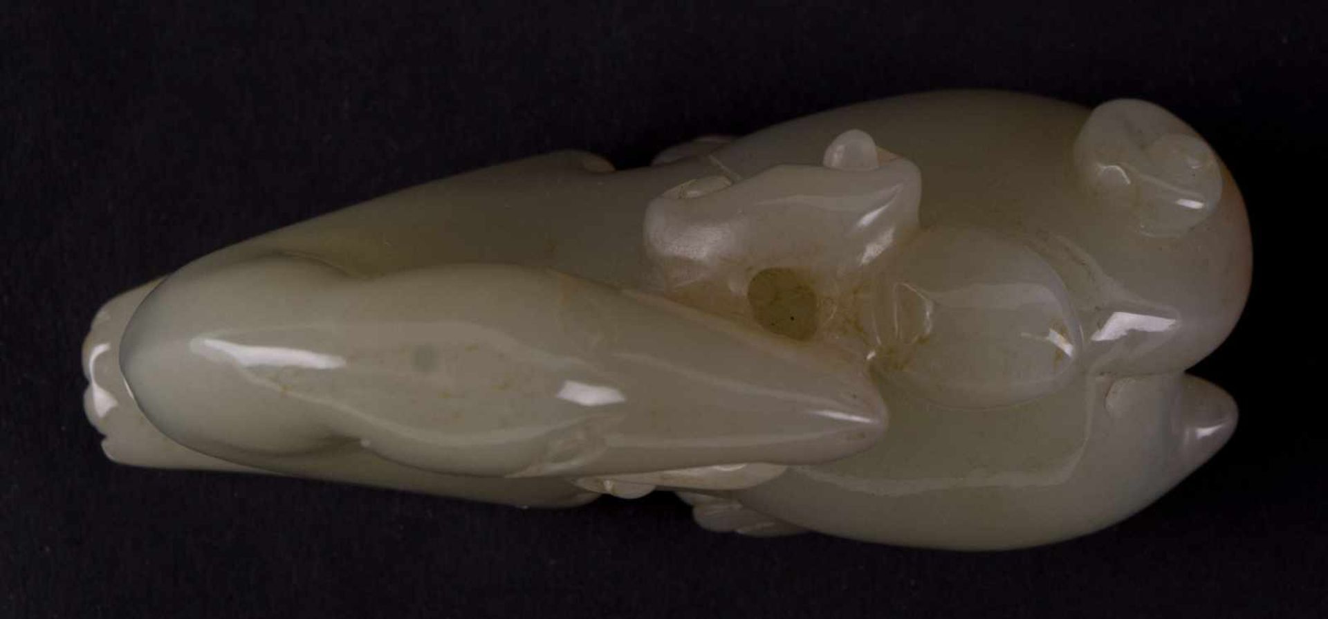 Fabelwesen China 20. Jhd. / Mythical creature, China 20th century Jade, fein beschnitzt, 3 cm x 7 cm - Image 3 of 3