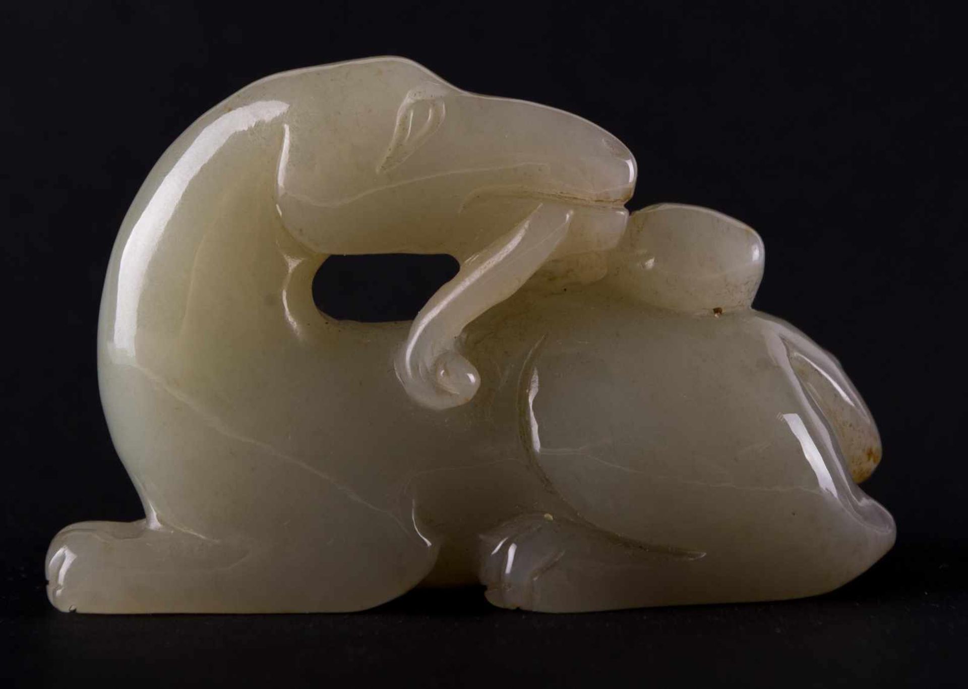 Fabelwesen China 20. Jhd. / Mythical creature, China 20th century Jade, fein beschnitzt, 3 cm x 7 cm