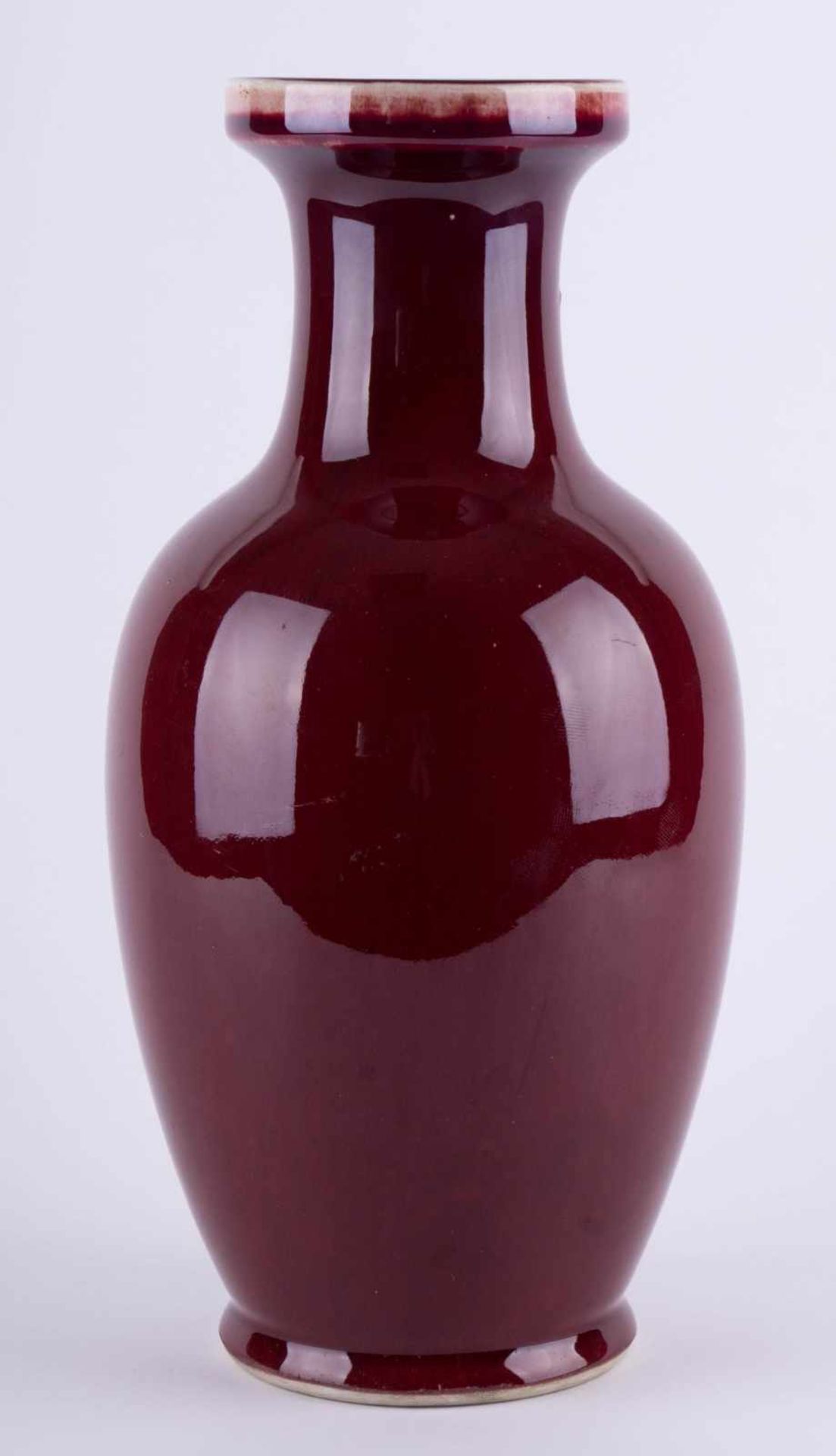 Ochsenblut Vase China 19./20. Jhd. / Oxblood vase, China 19th/20th century unterm Stand blaue