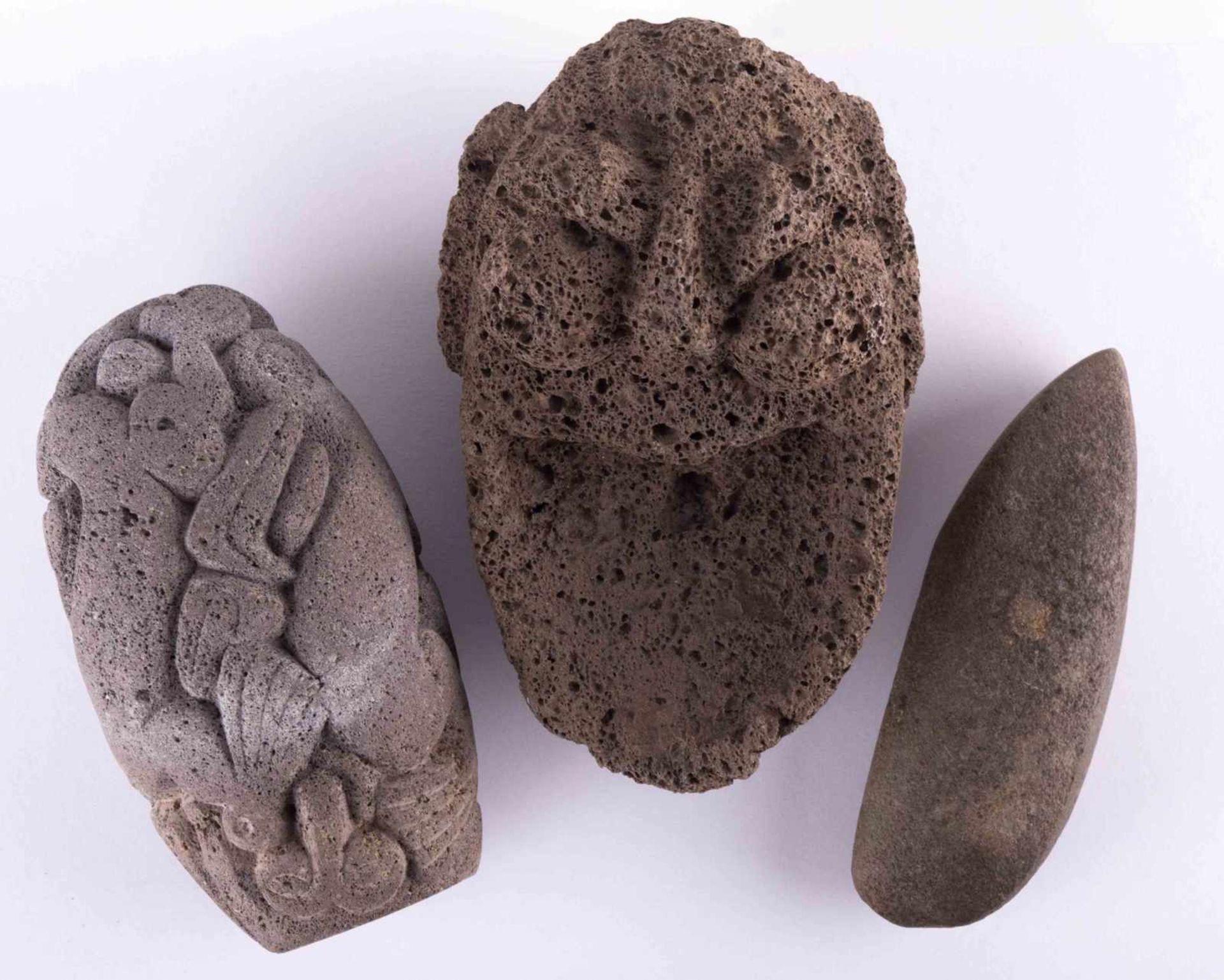 Konvolut Osterinseln-Gestein / Group of Easter Island rocks 1 Maske 18 cm x 11 cm x 9 cm,