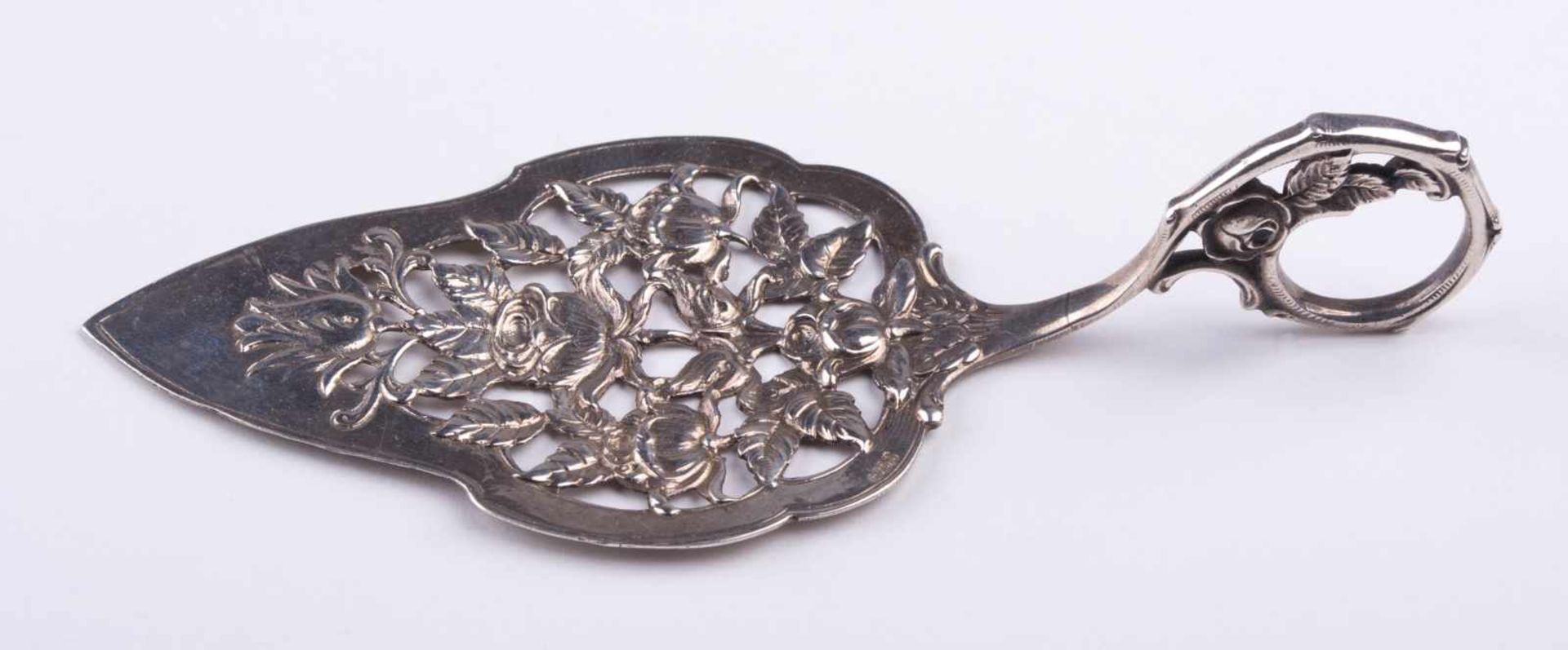 Tortenheber um 1900 / Cake slice, silver about 1900 Silber 830/000, mit floralem Dekor, L: ca. 15