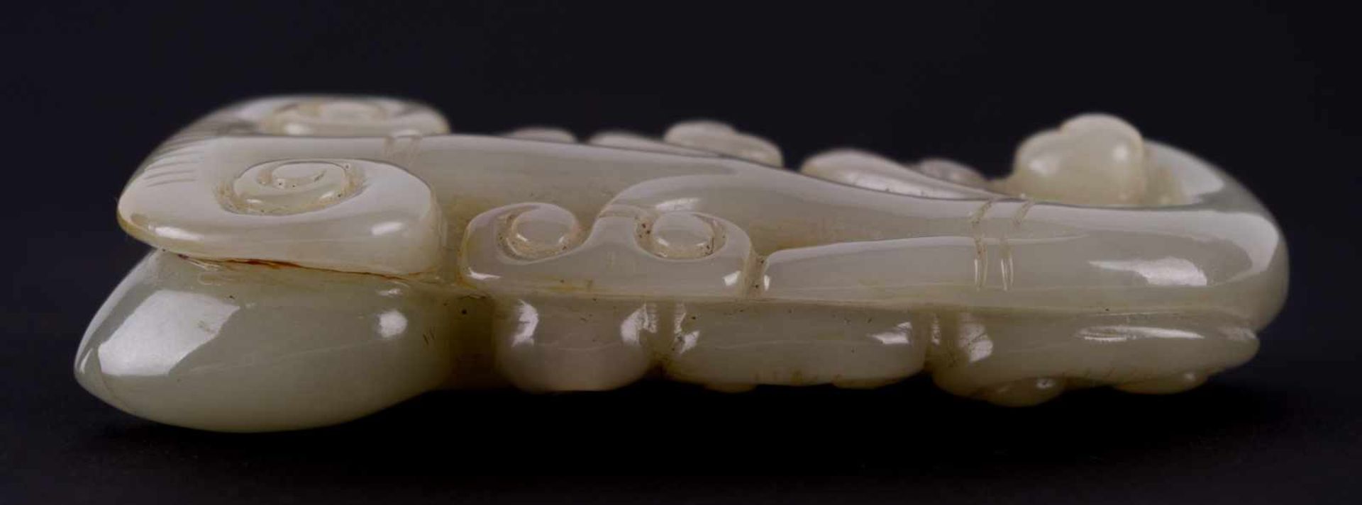 Jadeschnitzerei 20. Jhd. / Jade carving, 20th century fein beschnitzt mit Blütenknospen, 2 cm x 3, - Image 3 of 4