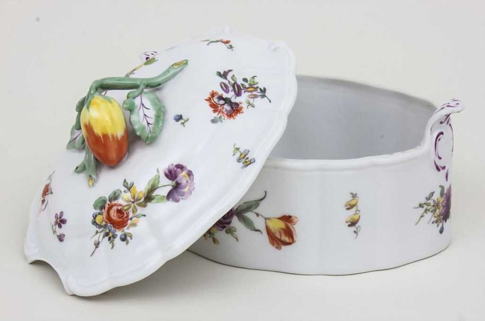 Deckeldose / Covered Bowl, Nymphenburg, 1. Hälfte 20. Jh. Material: Porzellan, glasiert und farbig - Image 2 of 3