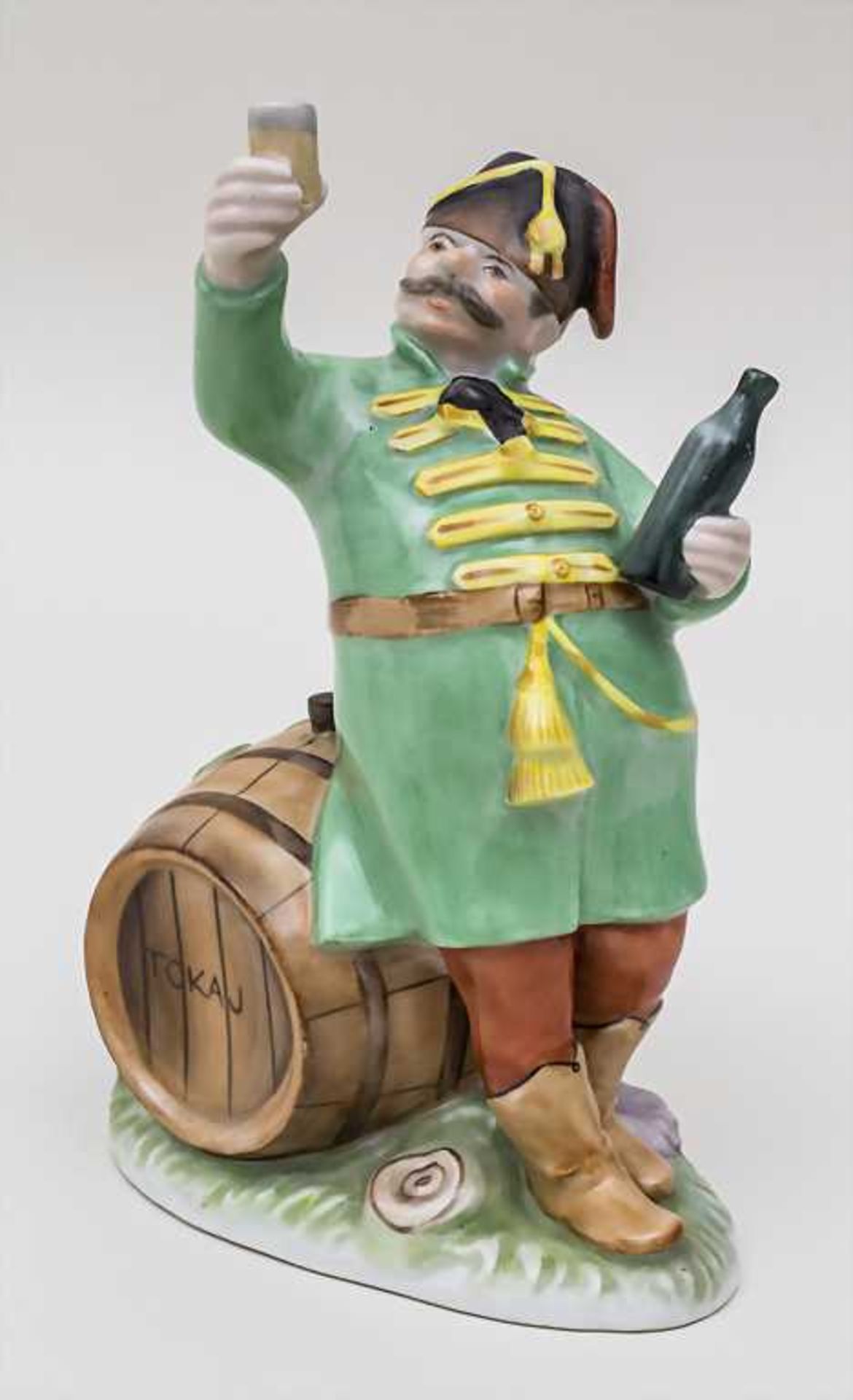 Tokaj trinkender Soldat / Soldier Drinking Tokay, Herend, Mitte 20. Jh. Material: Porzellan,