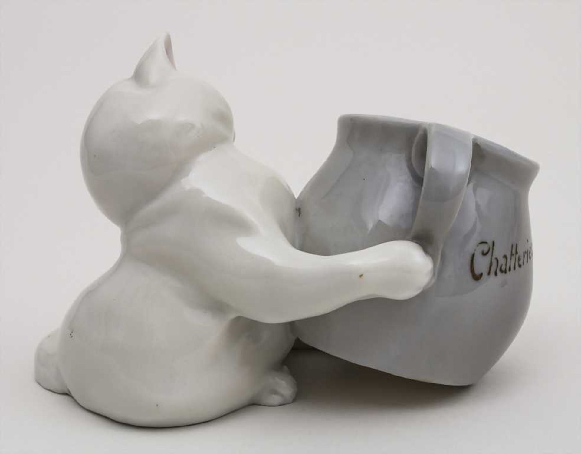 Katze mit Milchkännchen / Cat With Milk Jug, Heubach, Lichte, ca. 1900 Material: Porzellan, glasiert - Image 2 of 3