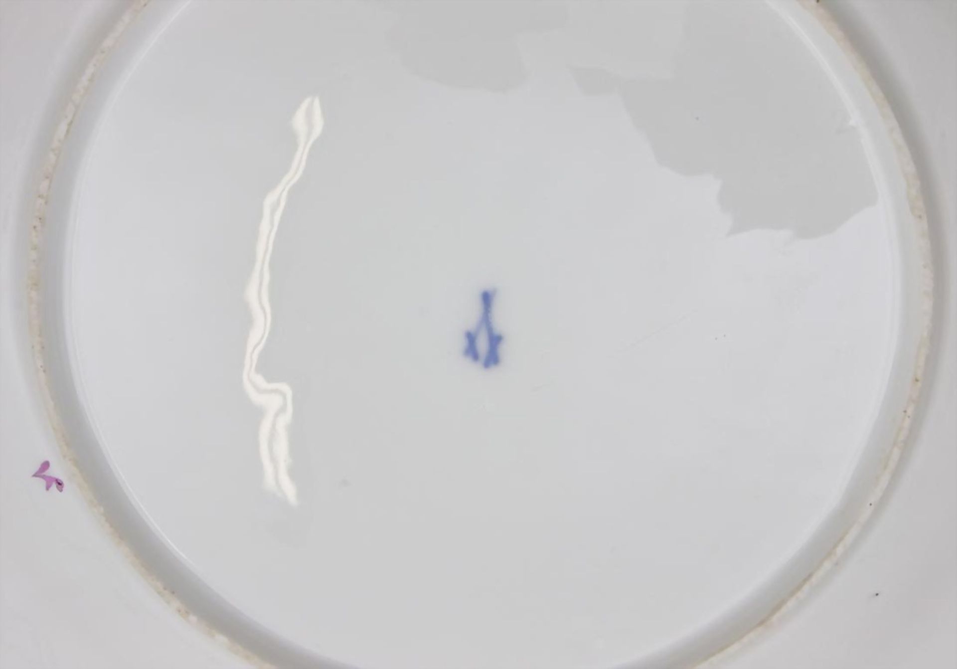 Teller/ Plate, Meissen, 18. Jh. leicht gemuldeter Teller mit mehrpassiger Fahne. Im Spiegel kleine - Image 3 of 3