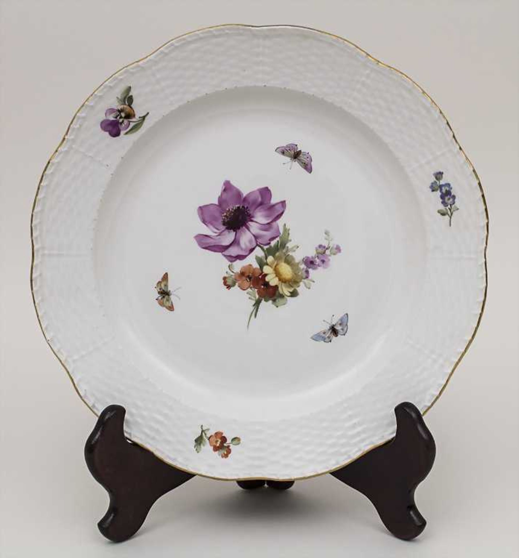 Speiseteller mit Blumen- und Insektenmalerei / Plate With Flower & Insect Decor, KPM Berlin, 19. Jh.