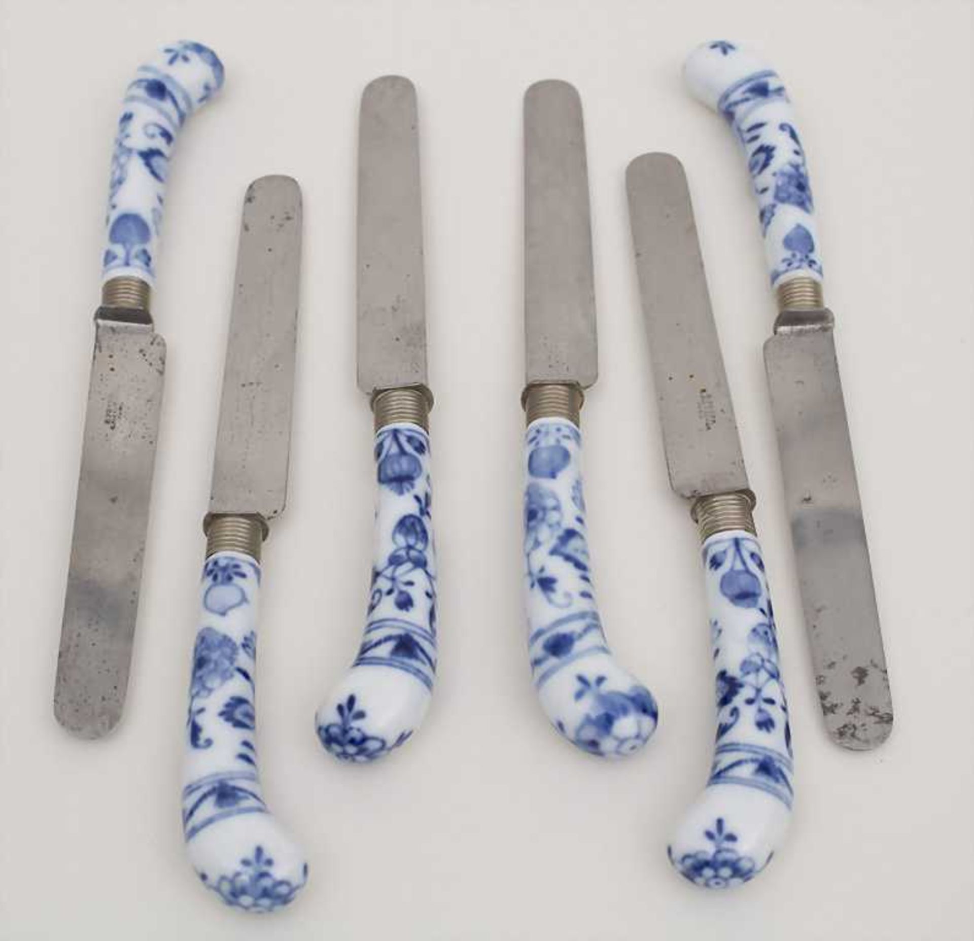 6 Messer mit Zwiebelmuster / 6 Knifes With Onion Pattern, Meissen, 2. Hälfte 19. Jh. Material: